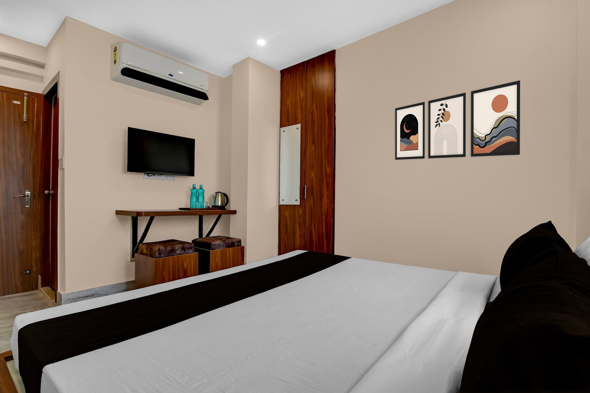 Situated within 8 km of Kalighat Kali Temple and 10 km of Indian Museum, Hotel O Netaji Metro Station Kolkata Formerly Mahamaya Step Inn features rooms with air conditioning and a private bathroom in Thakurpukur. With free WiFi, this 3-star hotel offers room service and a 24-hour front desk. The hotel has family rooms.
The rooms at the hotel are fitted with a seating area, a flat-screen TV with satellite channels and a private bathroom with free toiletries and a bath or shower. All guest rooms have a desk.
Nandan is 10 km from Hotel O Netaji Metro Station Kolkata Formerly Mahamaya Step Inn, while Victoria Memorial is 11 km from the property. Netaji Subhash Chandra Bose International Airport is 27 km away.
Early Check-In Policy: A full day’s room rate will be charged for check-ins before 6:00 AM. Complimentary early check-in is available between 6:00 AM and 10:00 AM, subject to room availability.
Check-in is only available to guests aged 18 and above. Please provide a government-issued ID to confirm your age.
