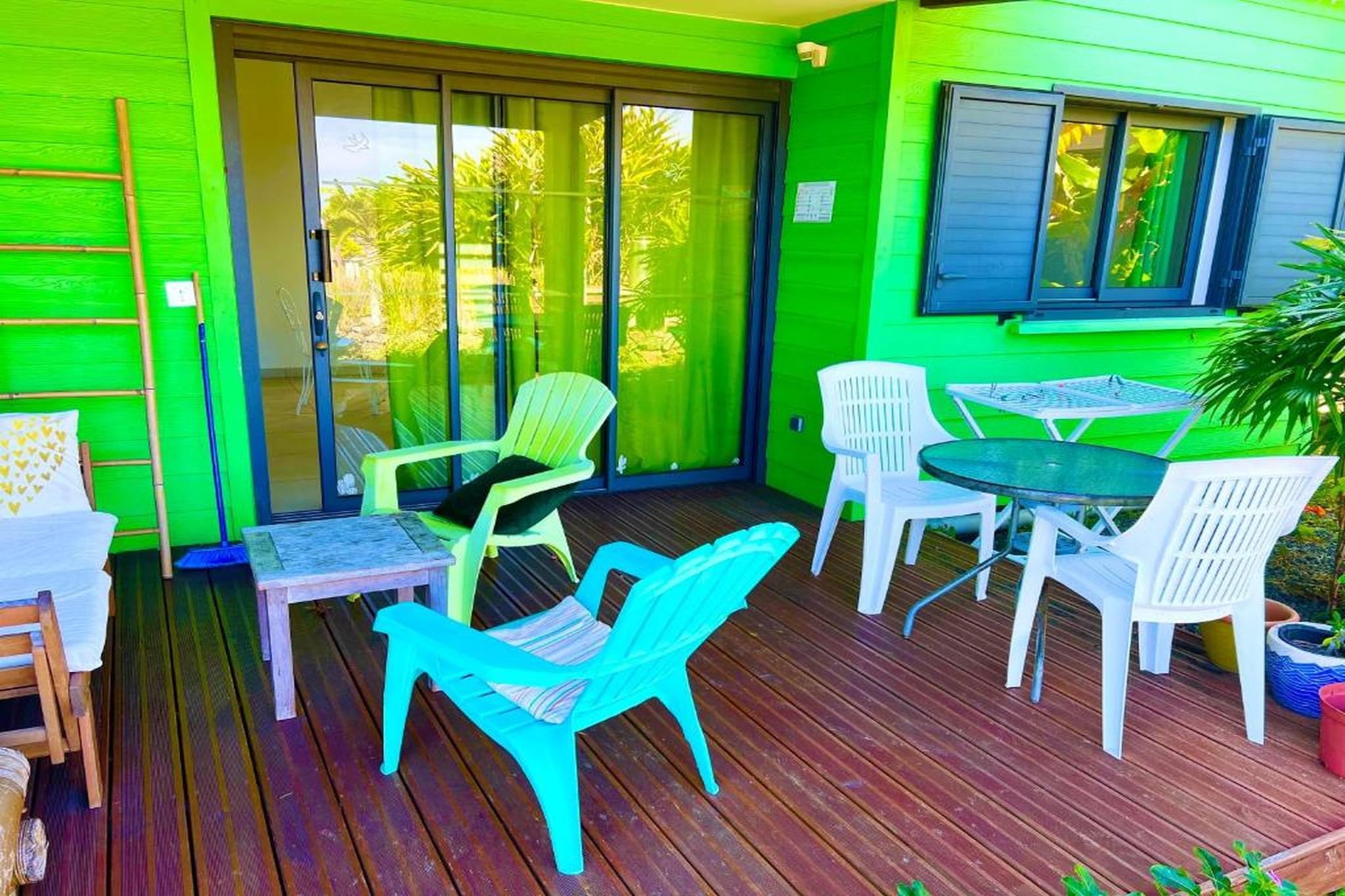 Ground floor: (open kitchen(electric kettle, coffee machine, microwave, fridge, dishes and cutlery), Living/diningroom(single sofa bed, dining table), bedroom(double bed), bathroom(bathtub or shower, washbasin, toilet))\n\nInternet access, Massage, Solarium, Dart, Table tennis, Bar, Bubble bath, hot tub, air conditioning, terrace, garden furniture, sun loungers, BBQ, parking, parasol, swimming pool(shared with other guests, outside, fenced), billiards, outdoor fireplace, drying cabinet