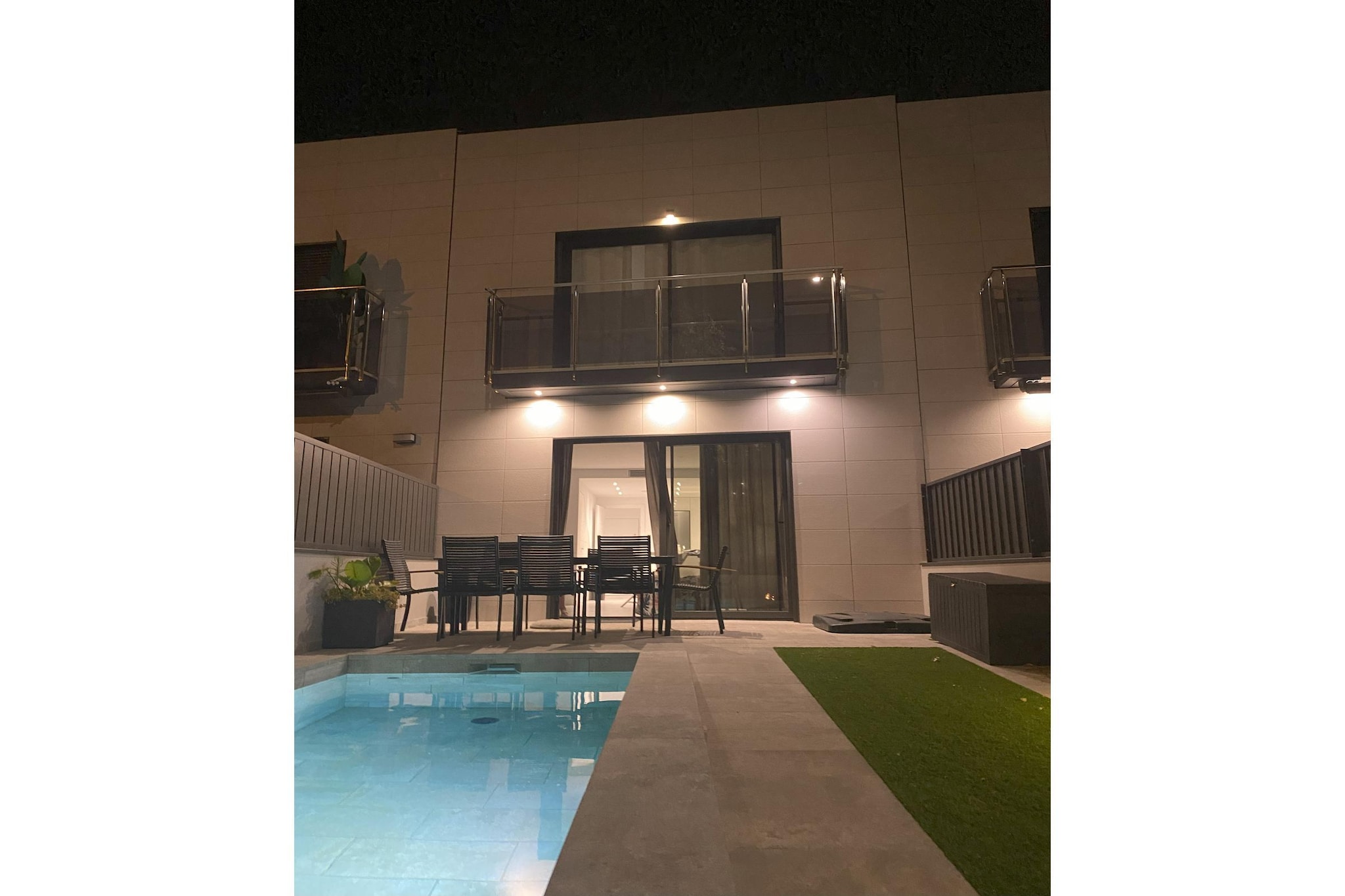 Villa Moncerrat-Exterior in summer