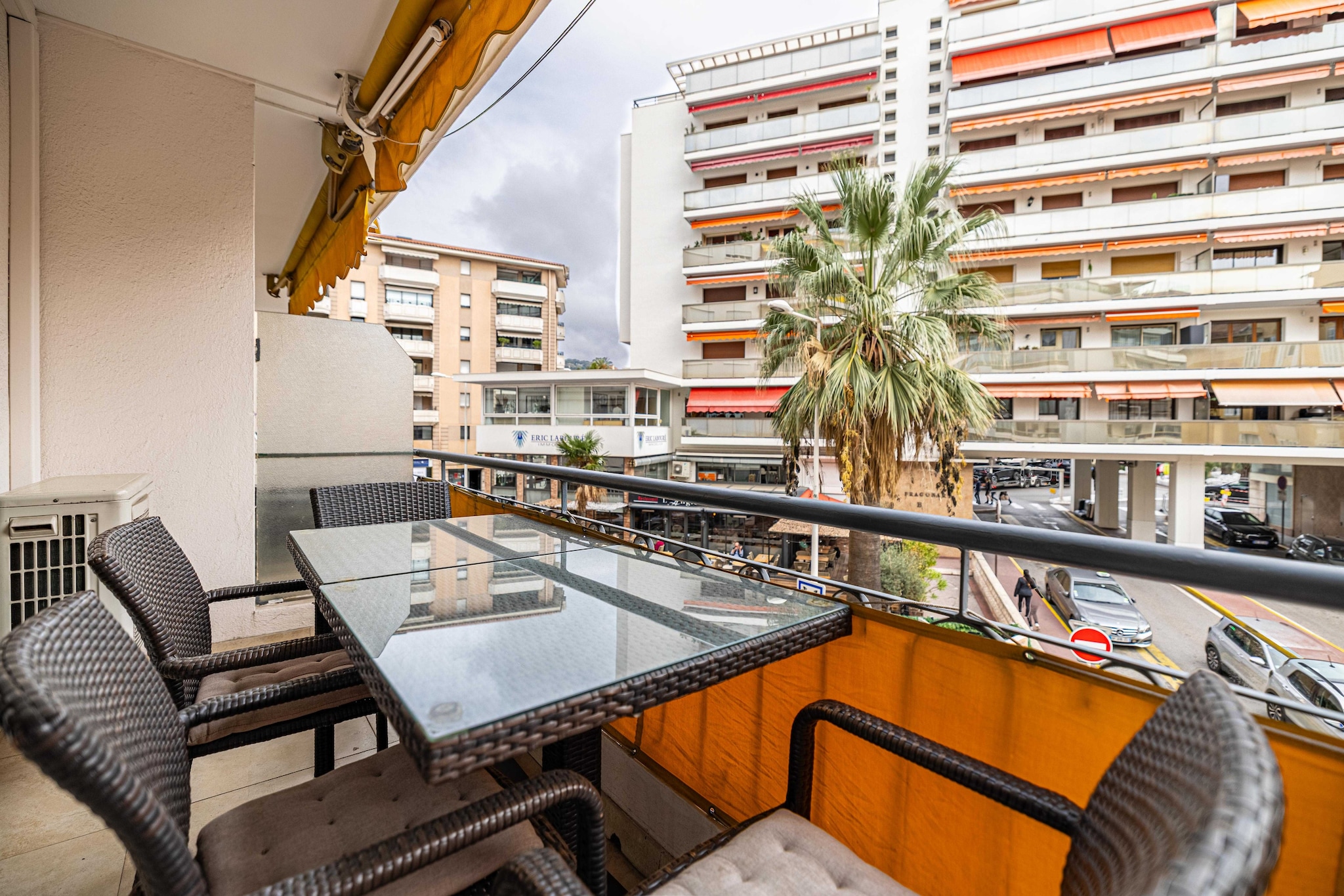 📌 Checkmyguest presents this charming air-conditioned apartment in the heart of the French Riviera, ideal for 4 guests. Perfect for a family or friends getaway, it features a balcony and a comfortable living space to enjoy the southern sun, close to the beaches, shops, restaurants, and the lively atmosphere of Cannes.
