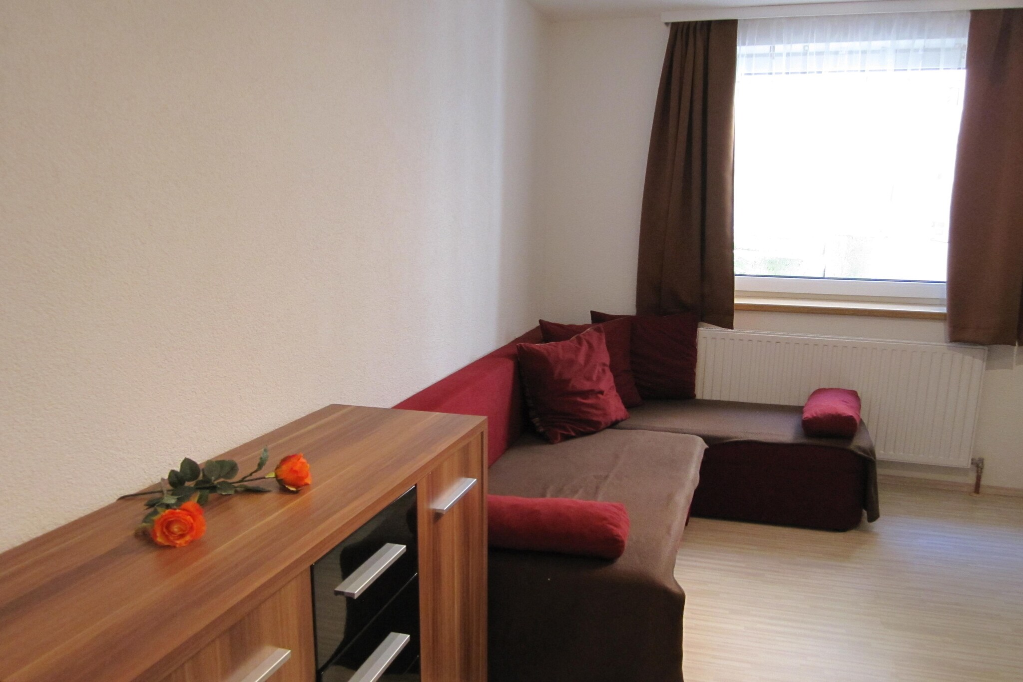 This spacious apartment is located in Kappl, near the cable car. All bedrooms are equipped with a shower, sink, and toilet. The exceptionally large kitchen with two dining tables is perfect for cozy afternoons and convivial evenings.

Apartment Simone is an ideal starting point for hikes and excursions in the region. The Silvretta Premium Card is included in the price, granting access to the cable car and many other amenities.

The apartment can accommodate up to 8 people and offers plenty of space, including a large balcony accessible from two bedrooms and the kitchen.