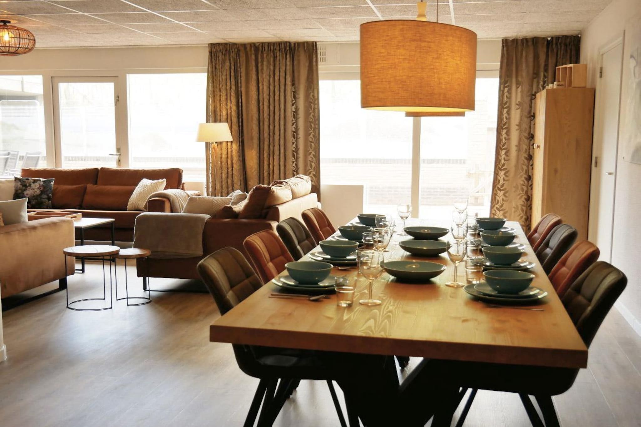 Wijde Blick 011 is a comfortable and spacious apartment for eight people with a sunny terrace, located in the basement. The apartment is located opposite the beach entrance to the beautiful beach and sea of Callantsoog. The house consists of a spacious living room with a sitting area with three sofas, flat screen TV and dining table with 8 chairs. The living room is connected to an open kitchen, equipped with a 4-burner electric hob, dishwasher, refrigerator and microwave. Washing machine. Through the sliding doors there is access to the sunny terrace with garden furniture, where you can hear the sea. There are four indoor bedrooms, each with two single box-spring beds with single duvets and cupboard space. There are also two bathrooms. The first bathroom has a shower and sink. The other bathroom has a sink, toilet and shower. There is an extra toilet in the hall. Please note that the apartment is located in a basement and not all rooms have a window. Area of Wijde Blick 011 In the vicinity of the Wijde Blick 011 apartment there are nice facilities and many activities are organized. In Callantsoog, for example, you will find several restaurants and beach pavilions for a nice snack and drink. A supermarket is around the corner for any groceries. The beach is within walking distance, where many activities are organized during the summer period. Such as a morning horse riding ride or learn to kitesurf at the local kitesurfing school. The many walking and cycling routes through the beautiful dune area lead you to nearby places such as Julianadorp aan Zee and Schoorl. Welcome to De Kust Vakantiehuizen, specialized in the rental of holiday homes in Callantsoog and surrounding areas. Our offer consists of luxury holiday villas, holiday bungalows, apartments, penthouses, group accommodations and various other accommodations. All our holiday homes are close to well-known holiday spots, such as Callantsoog, Groote Keeten, Julianadorp aan Zee, Den Helder, 't Zand, Schagen, Dirkshorn, Warmenhuizen, Petten, Sint Maarten, Sint Maartenszee, Schoorl and Bergen. This stretch of Dutch coast in North Holland has the most beautiful beaches in the Netherlands, the nicest seaside resorts and beautiful dune landscapes and nature. You will experience the ultimate holiday feeling here, with De Kust Holiday Homes!
