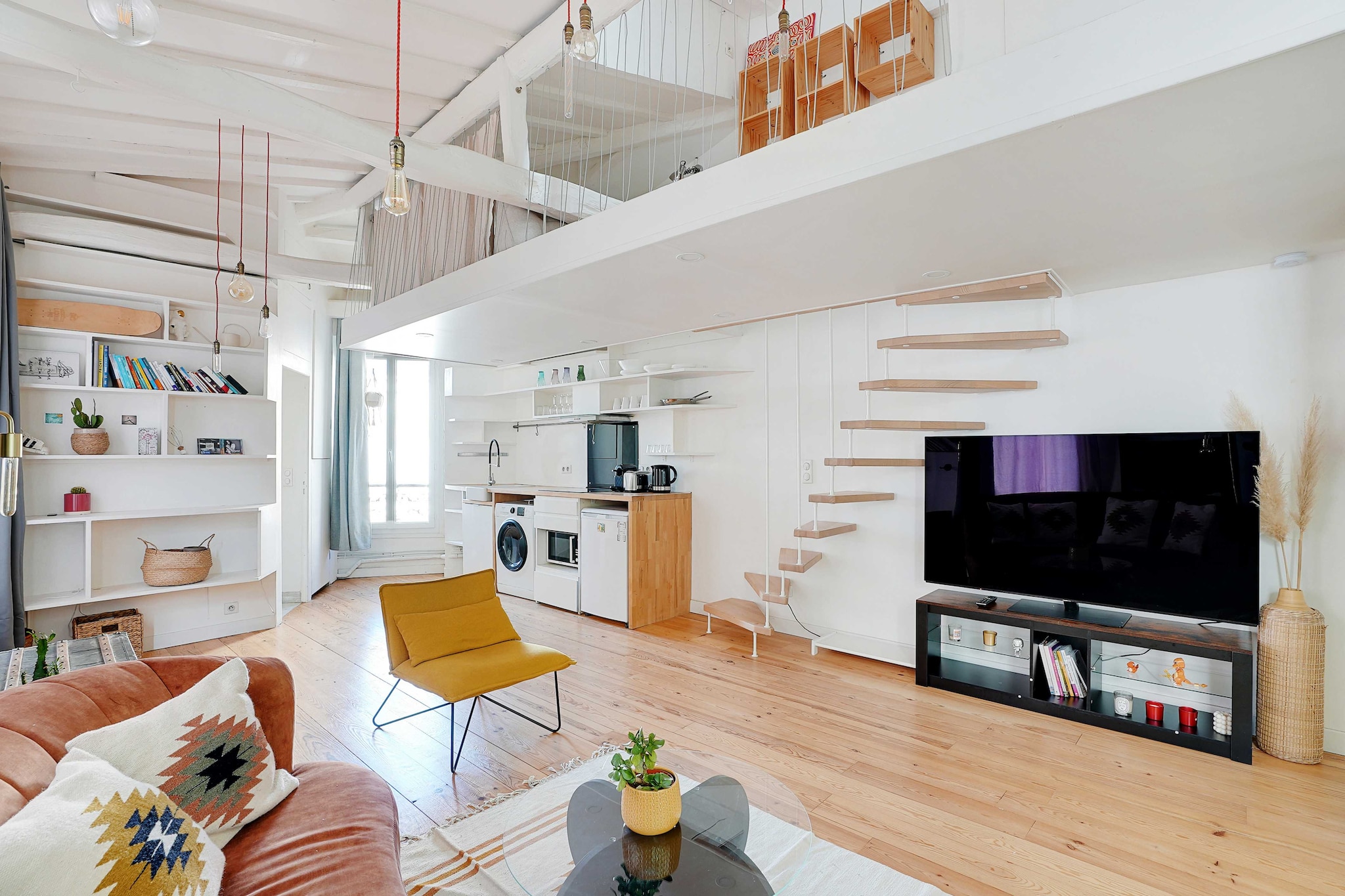 📌 Checkmyguest presents a charming 49 m² mezzanine apartment, located on the 4th floor without an elevator in Paris’s 11th arrondissement. Accommodating up to 4 guests, it offers a bright and cozy space, ideal for a stay in the heart of the lively République district, close to the Marais and Paris’s main attractions.
