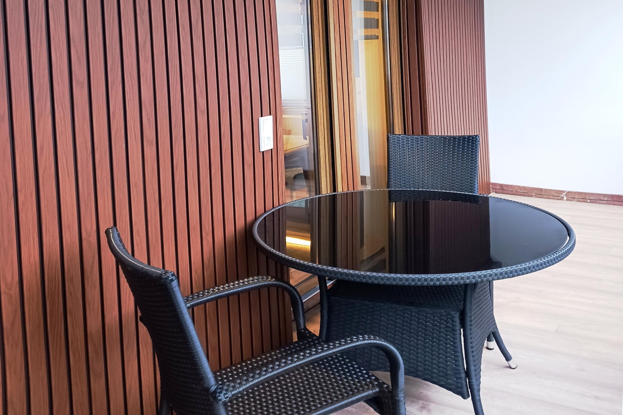 Ground floor: (Entrance, open kitchen(seating area, electric kettle, toaster, cooker(4 ring stoves, ceramic), hood, coffee machine(filter), oven, microwave, dishwasher, fridge), Living/diningroom(TV(satellite), dining table(2 persons)), bedroom(double bed(boxspring, 180 x 200 cm)), bathroom(shower, washbasin, toilet))\n\nradio, grill, balcony, heating, bicycle storage, garden furniture, parking, bicycles available(paid, electric), Sunscreen