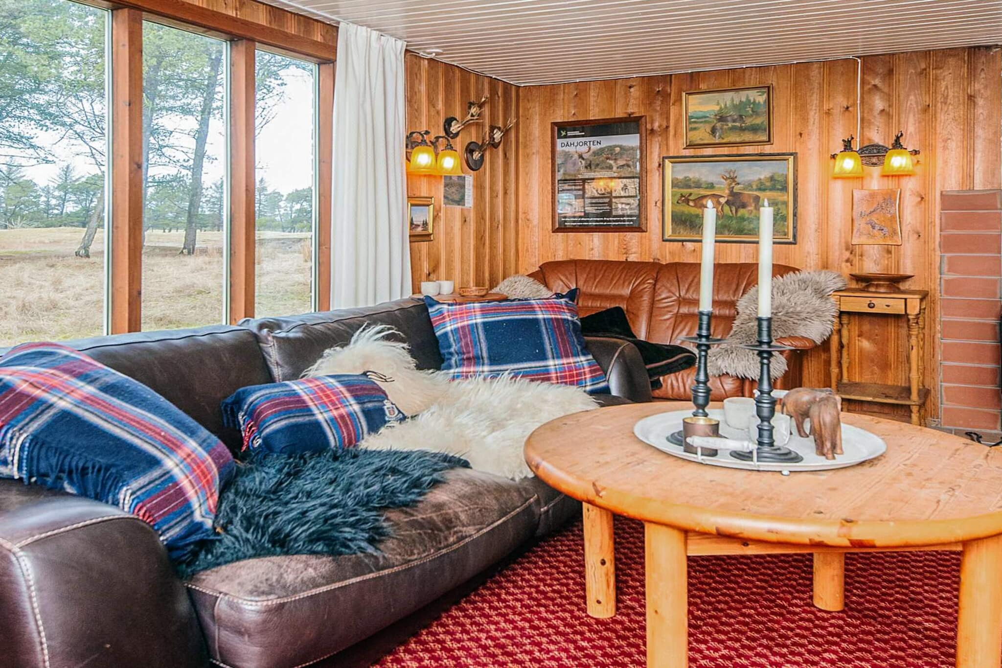 Kitchen(cooker(electric), coffee machine, fridge(+ freezer)), Living/bed room(TV), bedroom(2x single bed), bedroom(single bed, double bed), bedroom(2x single bed)