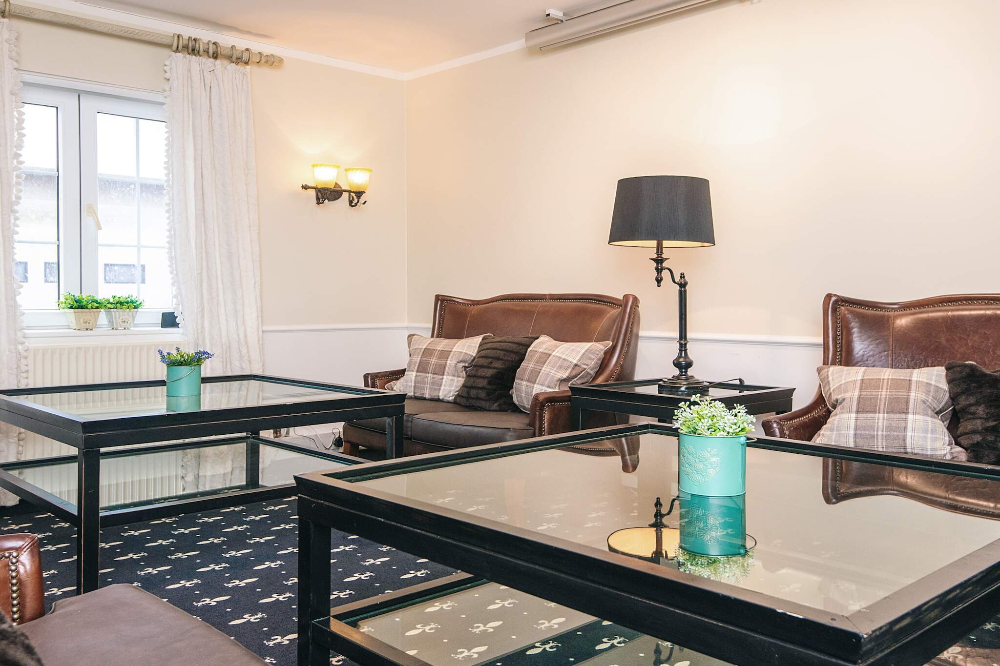 Kitchen(stove(induction), coffee machine, dishwasher, fridge, freezer(100-139L)), Living/bed room(TV, chromecast), bedroom(double bed), bedroom(double bed), bedroom(double bed), bedroom(2x single bed), bedroom(double bed), bathroom(washbasin, shower, toilet), bathroom(washbasin, shower, toilet), bathroom(washbasin, shower, toilet)