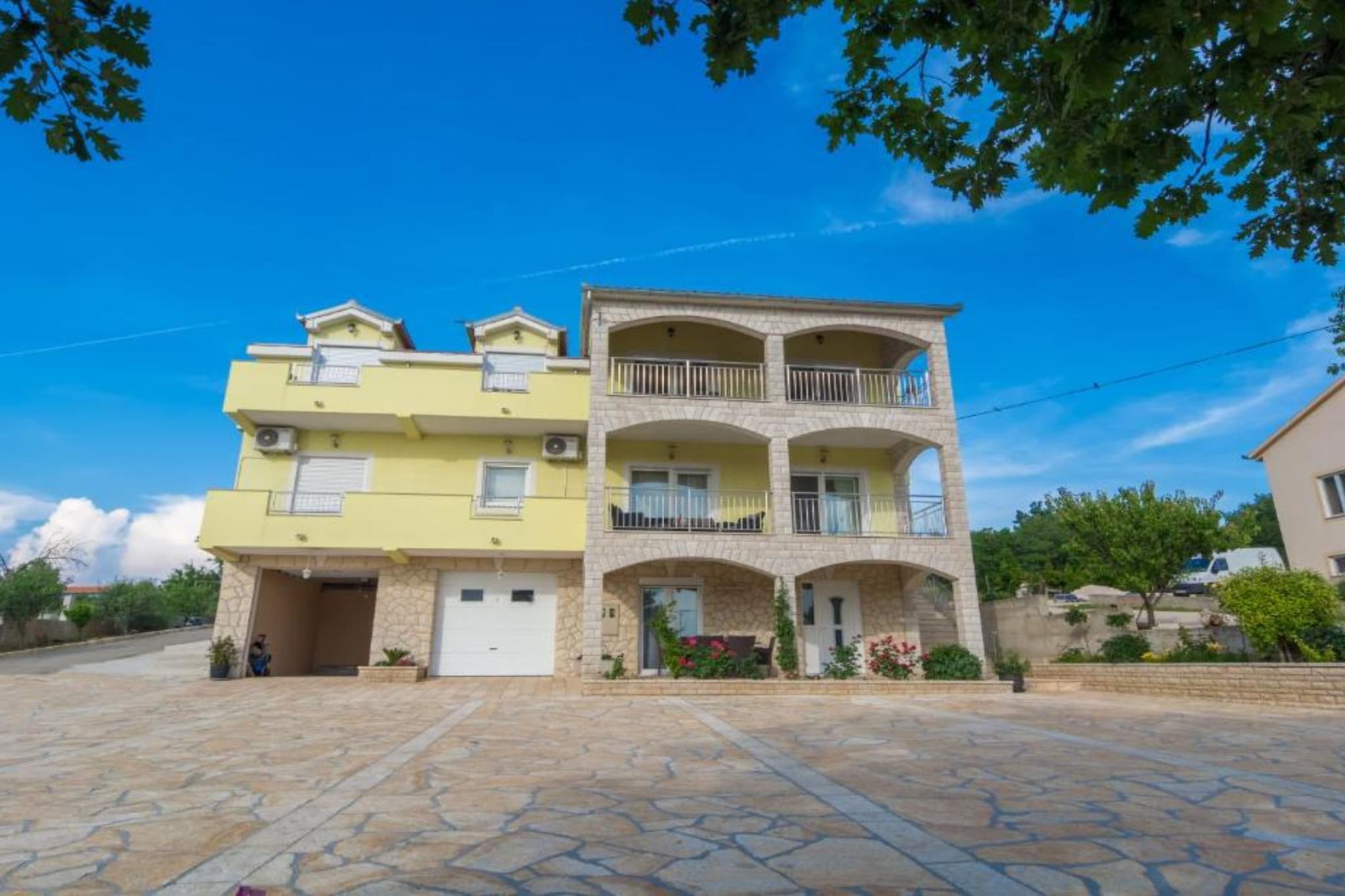 Holiday House BALEN with Swimming Pool - Six Bedroom Holiday House With Pool-Outdoor