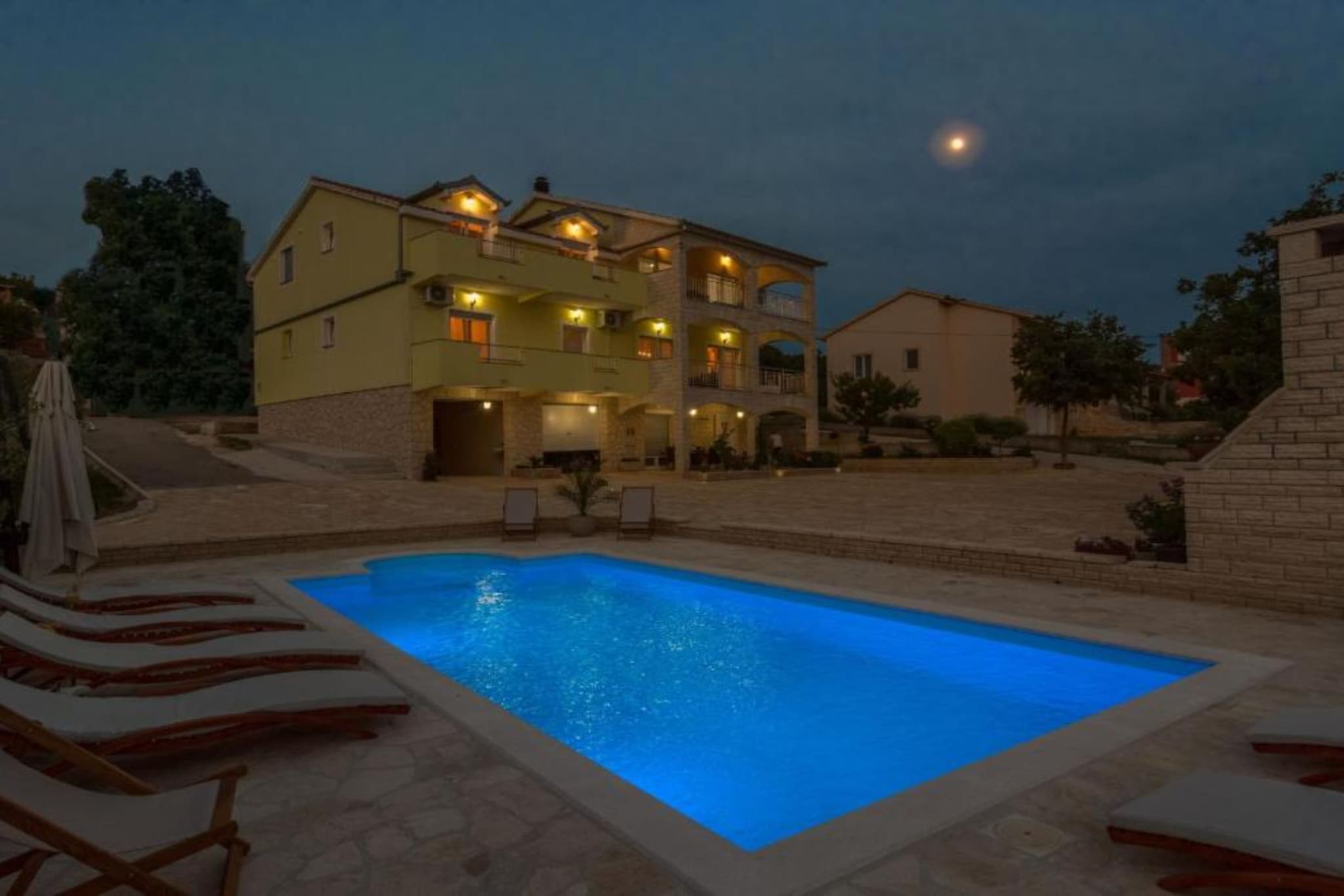 Holiday House BALEN with Swimming Pool - Six Bedroom Holiday House With Pool-Outdoor