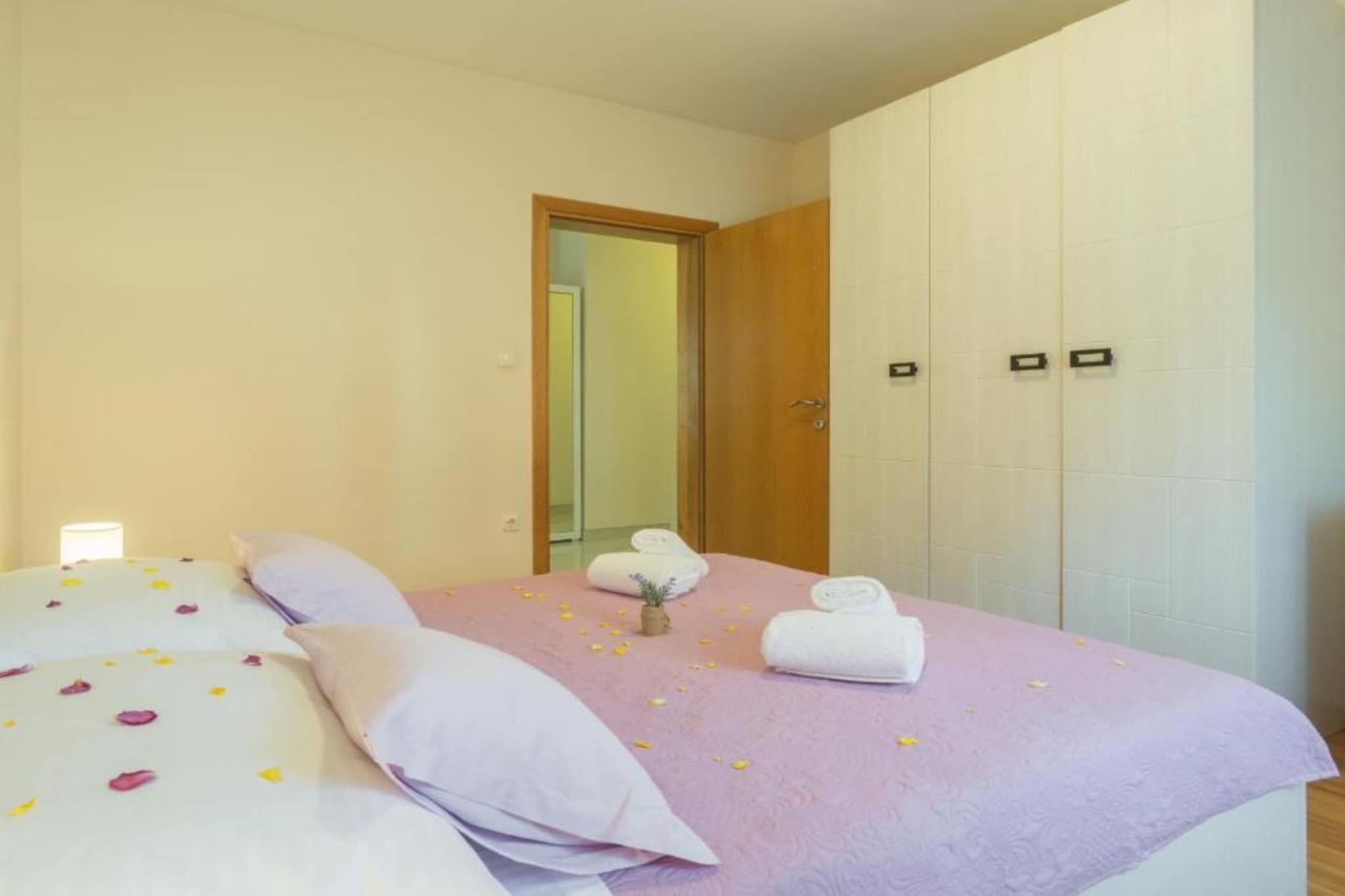 Holiday House BALEN with Swimming Pool - Six Bedroom Holiday House With Pool-Bedroom