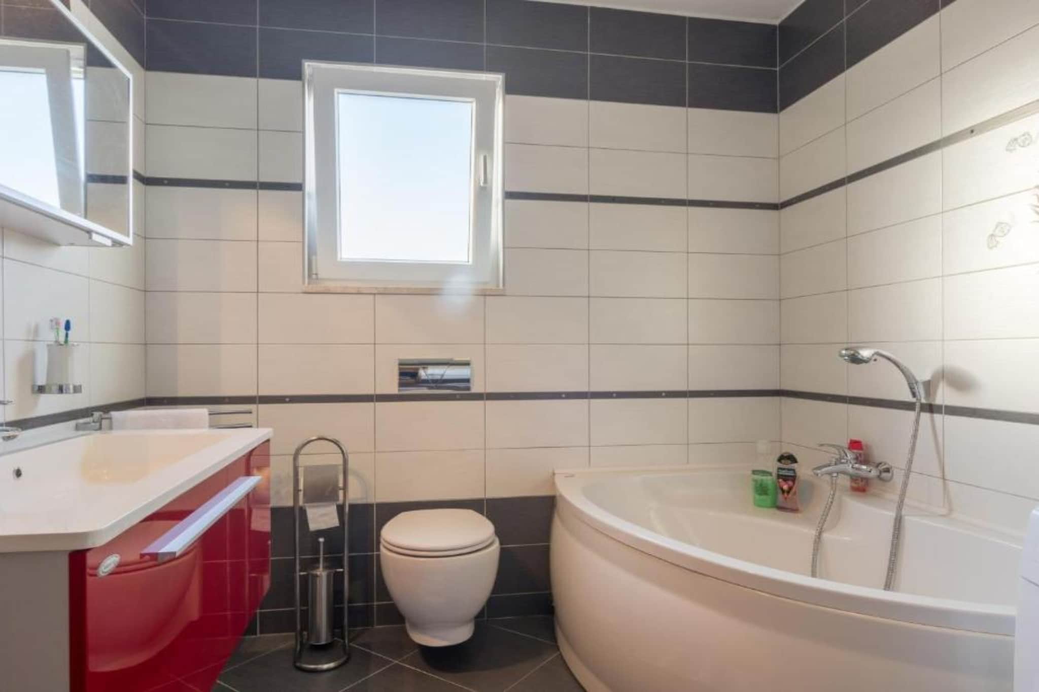 Holiday House BALEN with Swimming Pool - Six Bedroom Holiday House With Pool-Bathroom