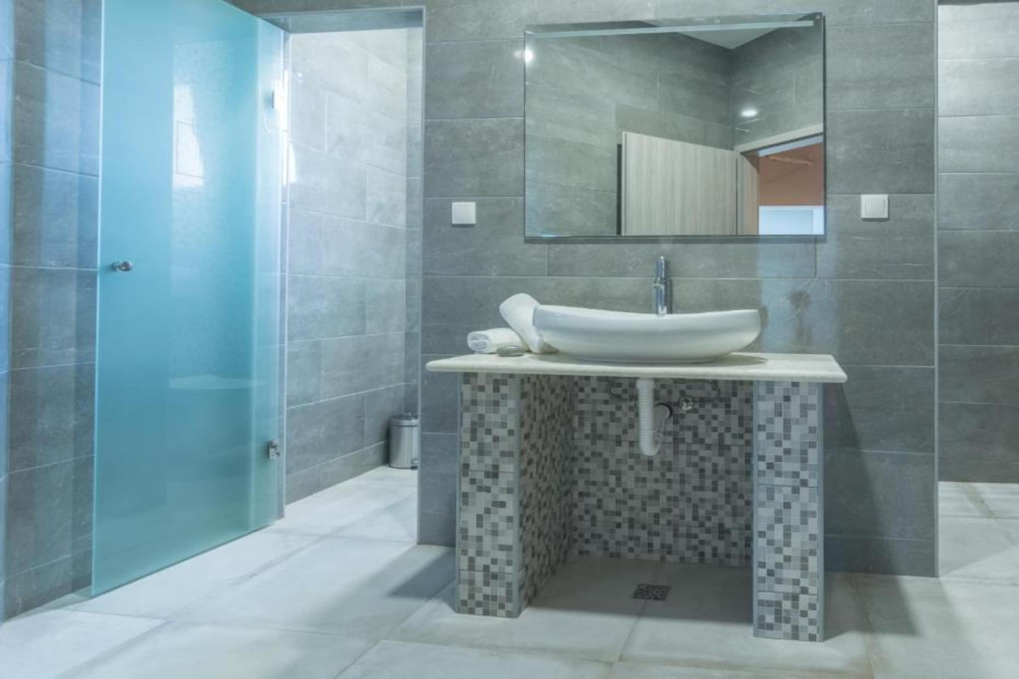 Holiday House BALEN with Swimming Pool - Six Bedroom Holiday House With Pool-Bathroom