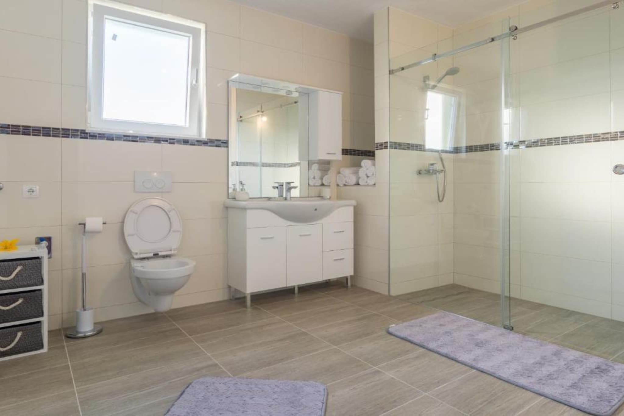 Holiday House BALEN with Swimming Pool - Six Bedroom Holiday House With Pool-Bathroom