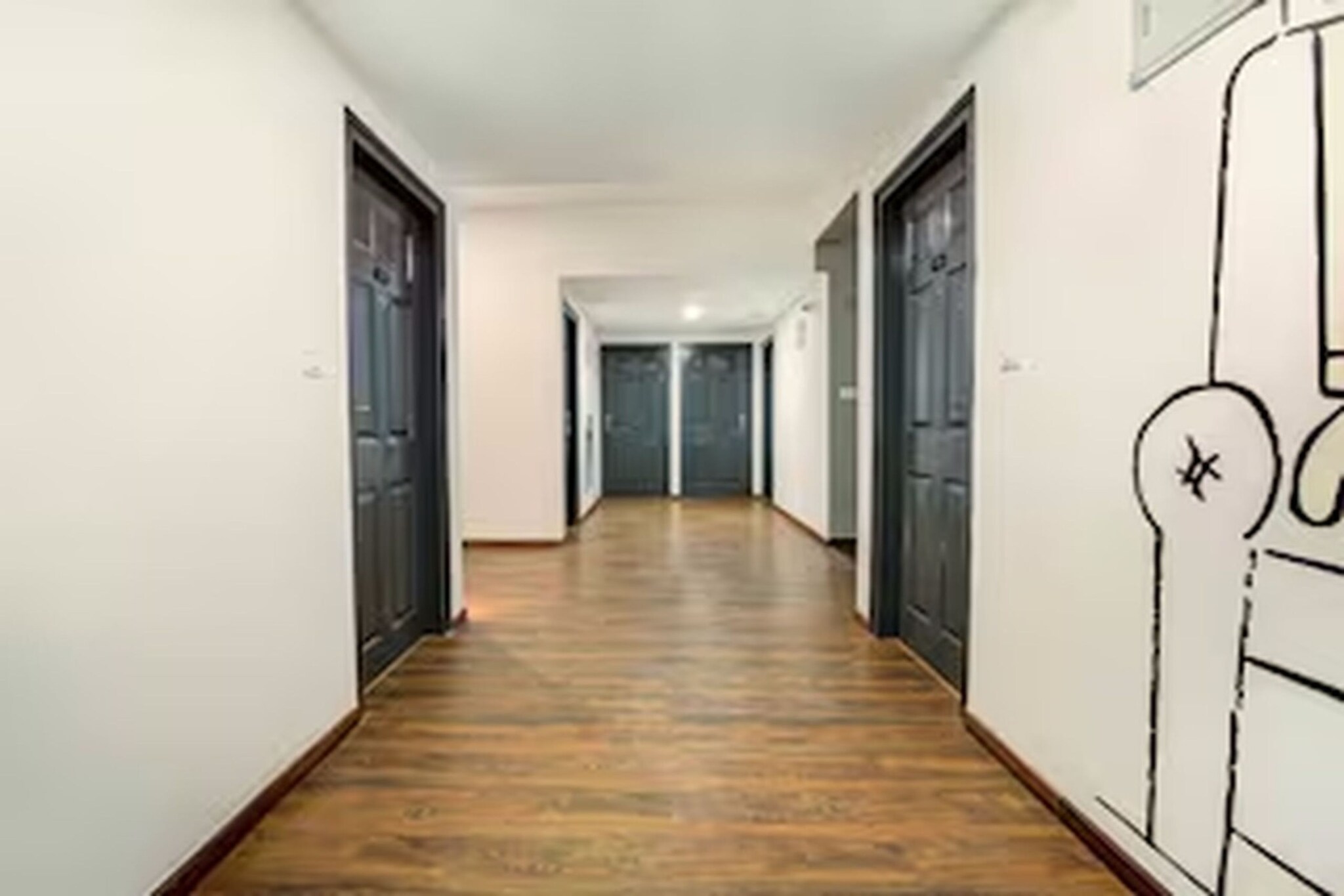 Ground floor: (Living room(single sofa bed, seating area), bedroom(double bed, TV, seating area, air conditioning, Towels incl., telephone), bedroom(double bed, TV, seating area, air conditioning, Towels incl., telephone), bedroom(double bed, TV, seating area, air conditioning, Towels incl., telephone), bathroom(bathtub or shower, shower, washbasin, toilet, shampoo, body soap, hot water), bathroom(bathtub or shower, shower, washbasin, toilet, shampoo, body soap, hot water), bathroom(shower, washbasin, toilet, shampoo, body soap, hot water))