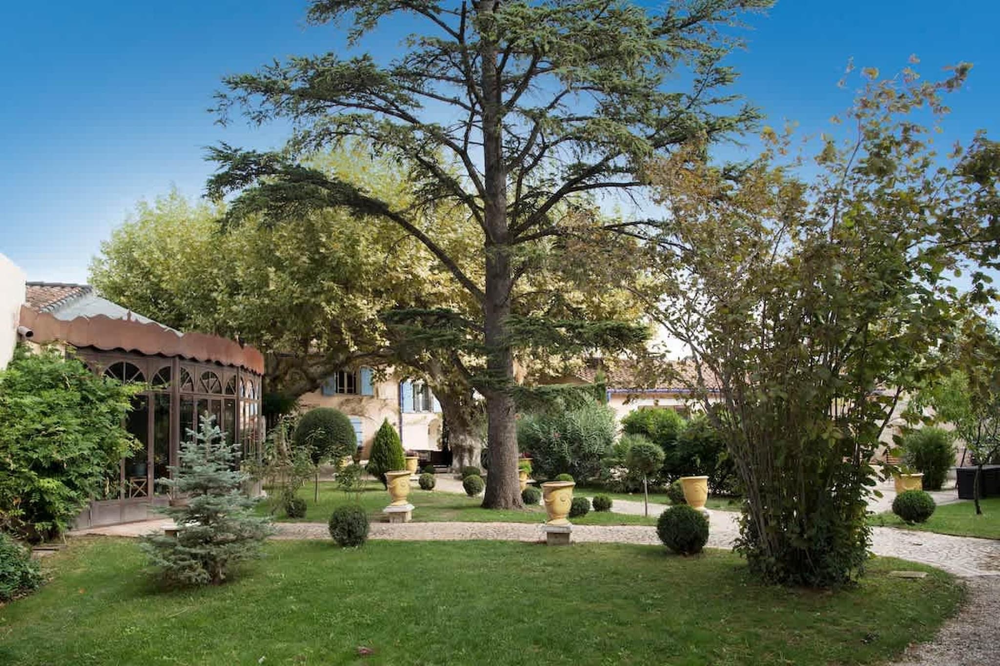 Charmant Mas Provençal avec piscine et jacuzzis-Garten Sommer