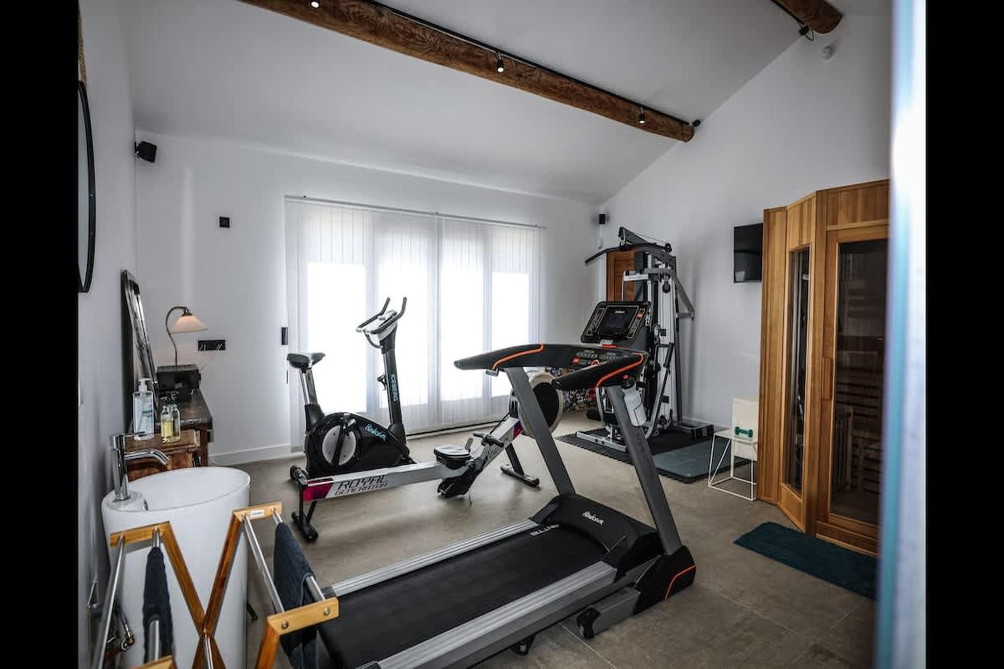 Charmant Mas Provençal avec piscine et jacuzzis-Fitnessraum