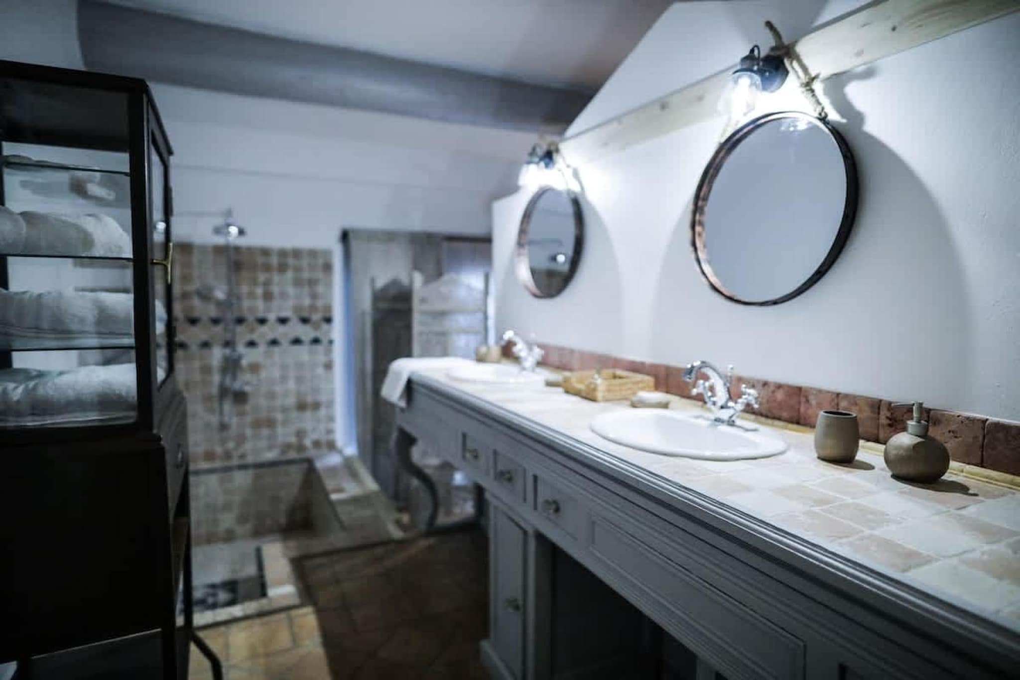 Charmant Mas Provençal avec piscine et jacuzzis-Badezimmer