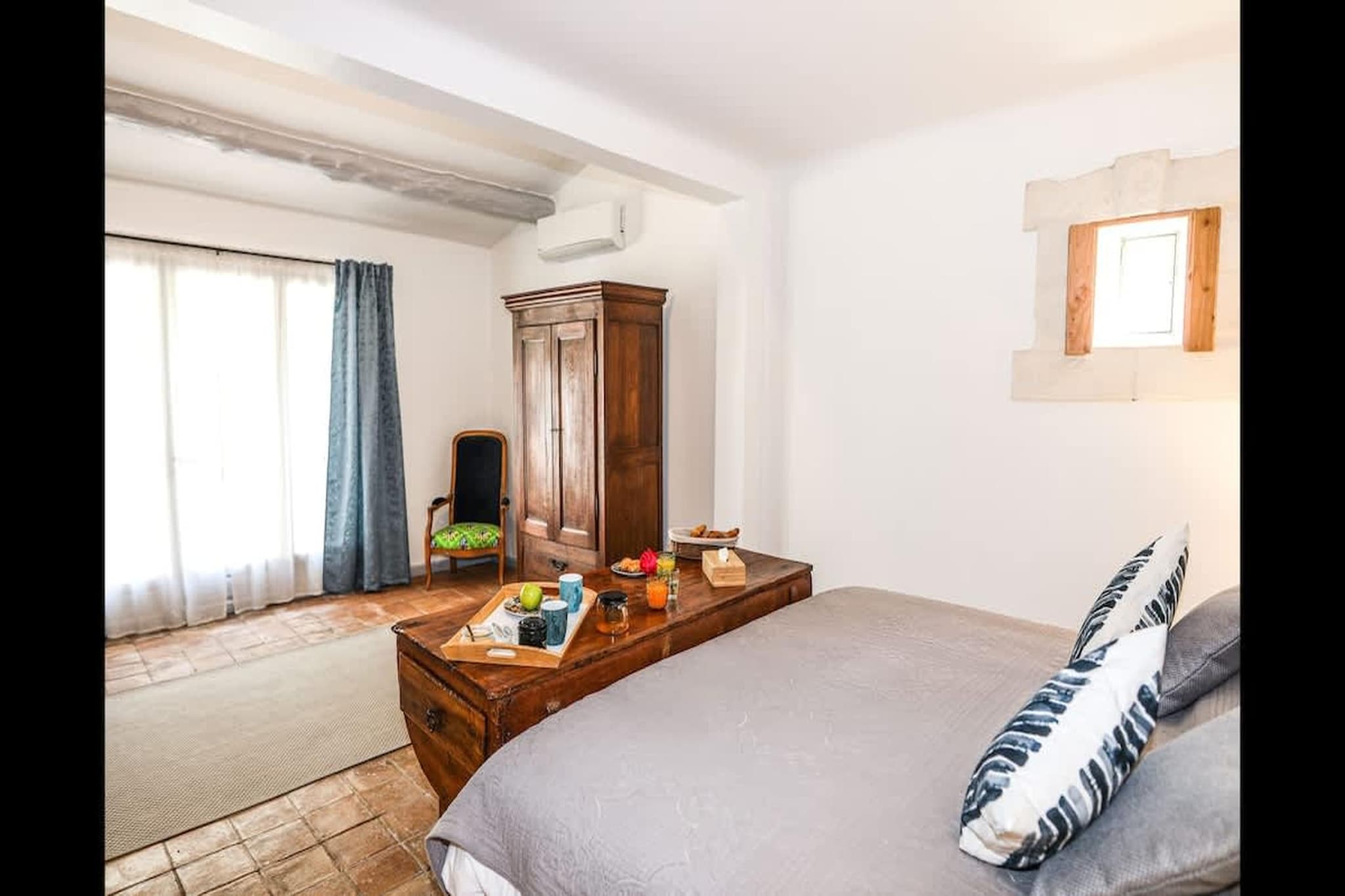 Charmant Mas Provençal avec piscine et jacuzzis-Schlafzimmer