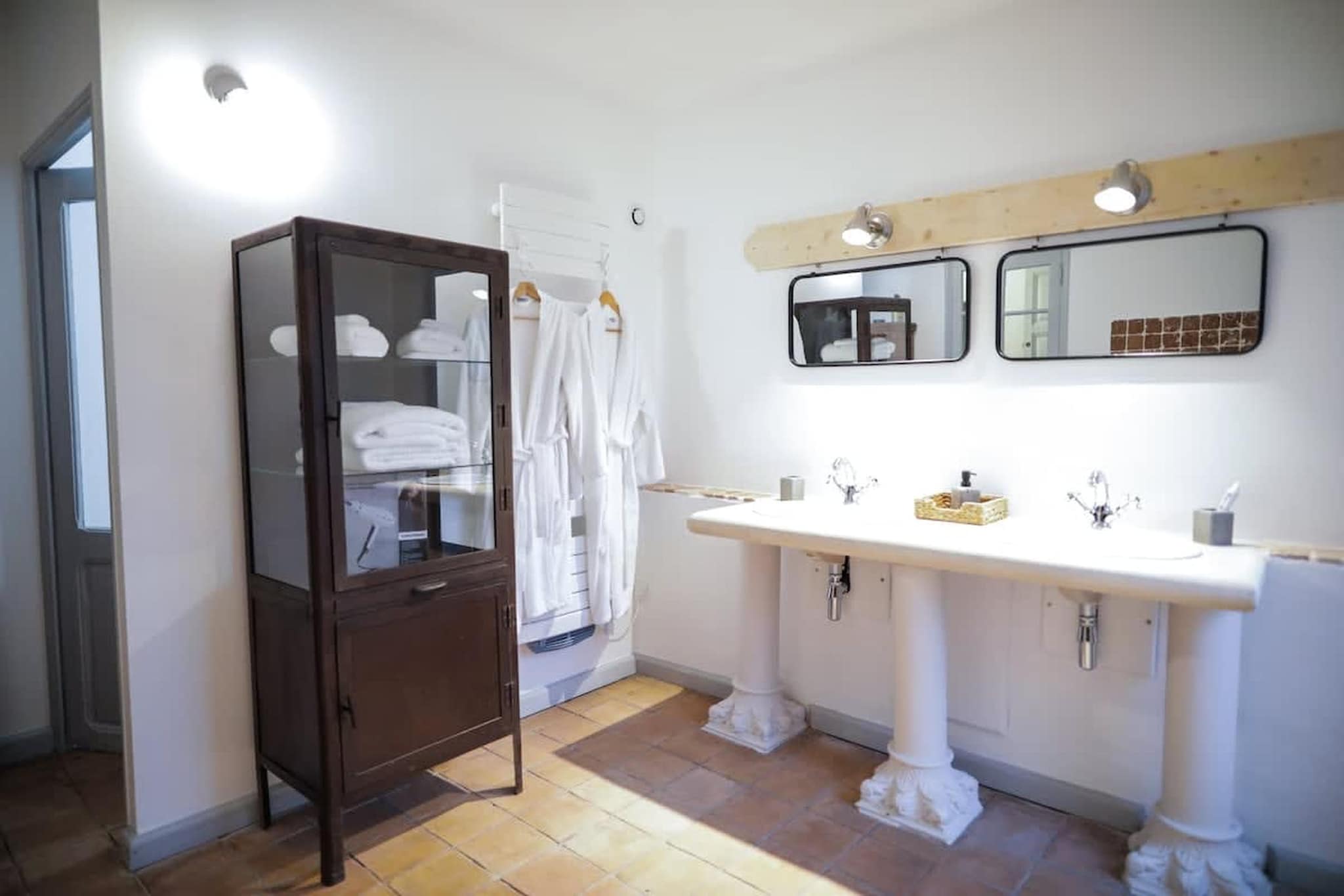 Charmant Mas Provençal avec piscine et jacuzzis-Badezimmer