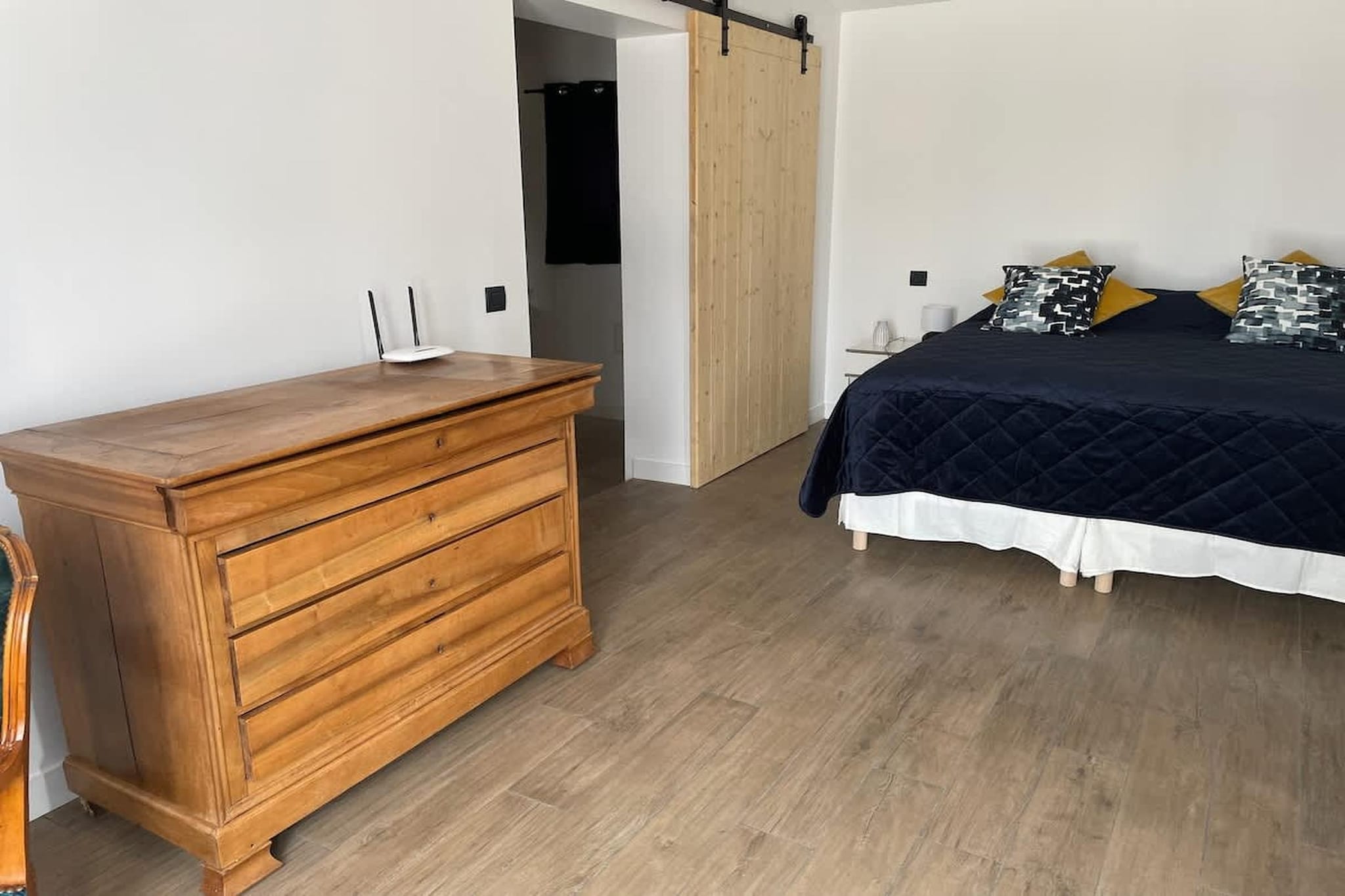 Charmant Mas Provençal avec piscine et jacuzzis-Schlafzimmer