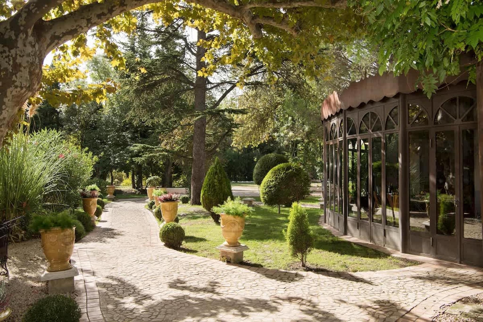 Charmant Mas Provençal avec piscine et jacuzzis-Garten Sommer