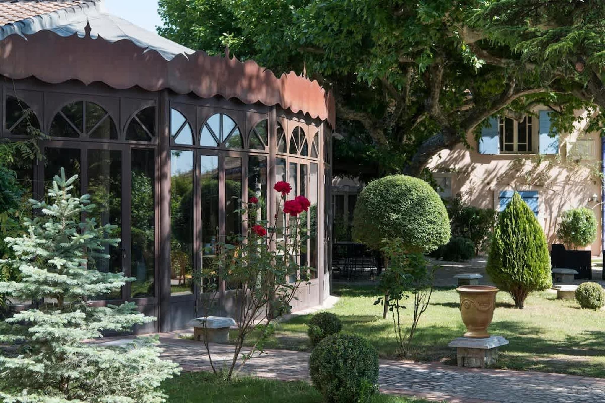 Charmant Mas Provençal avec piscine et jacuzzis-Garten Sommer