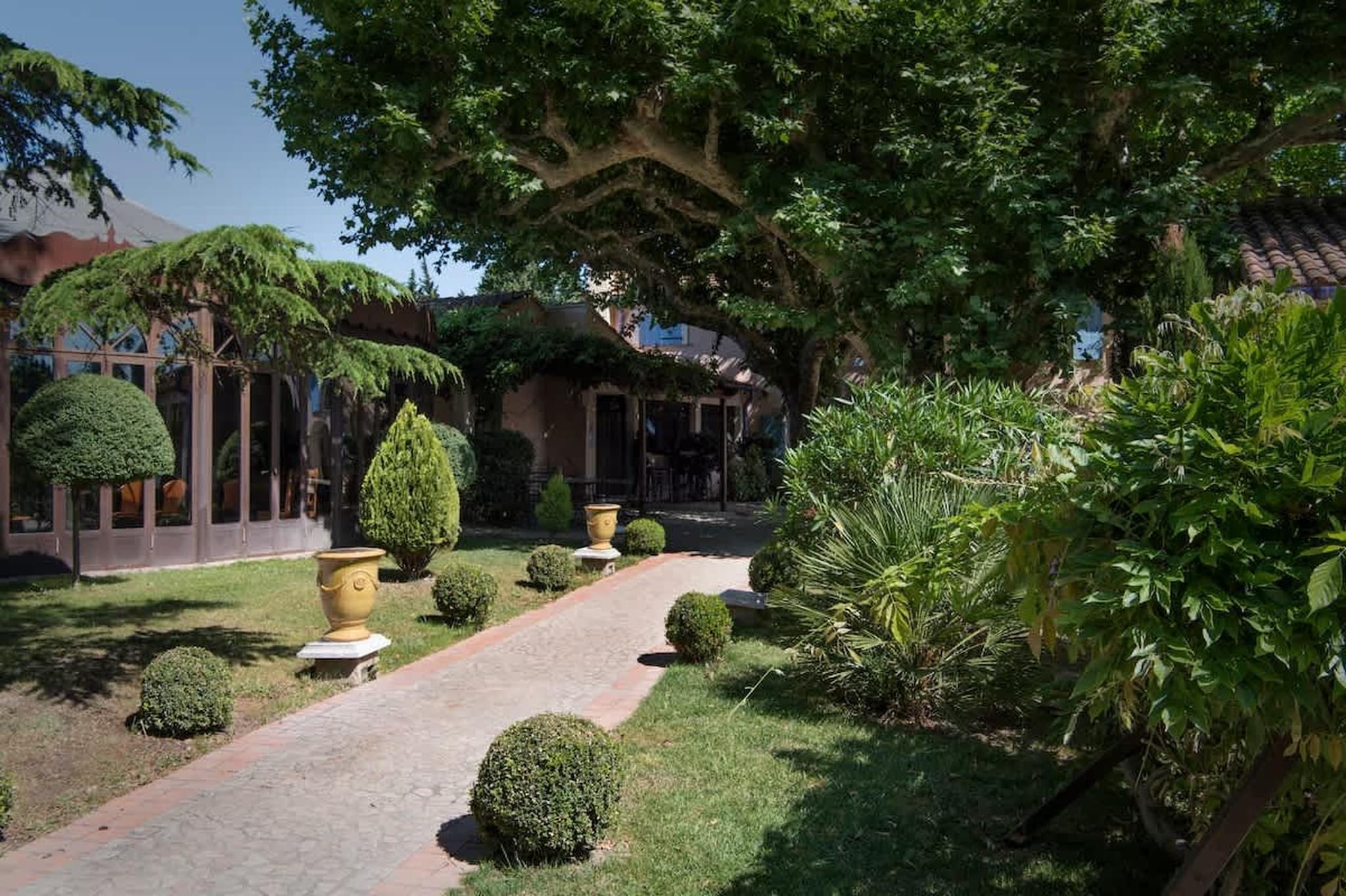 Charmant Mas Provençal avec piscine et jacuzzis-Garten Sommer