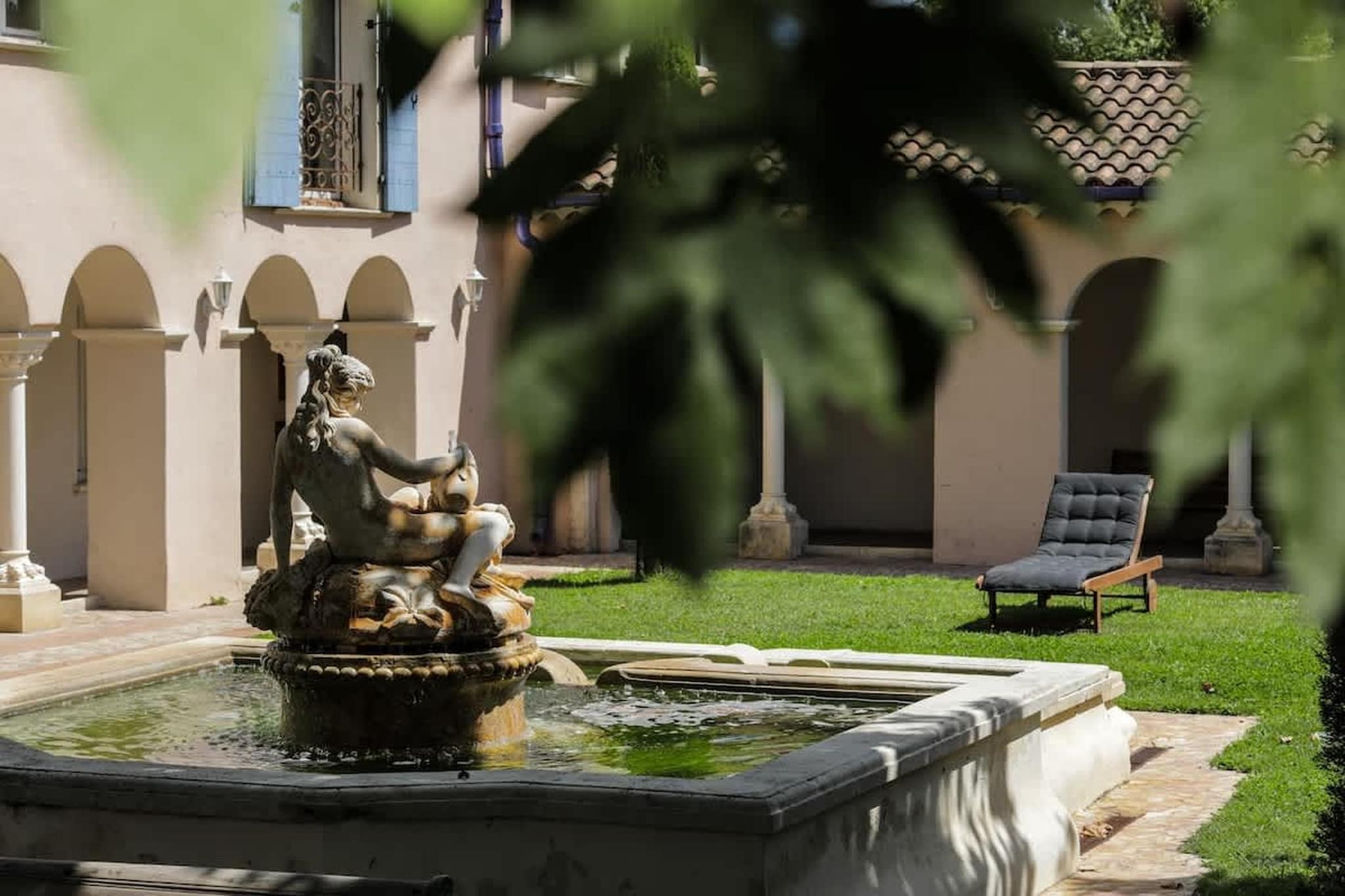 Charmant Mas Provençal avec piscine et jacuzzis-Garten Sommer
