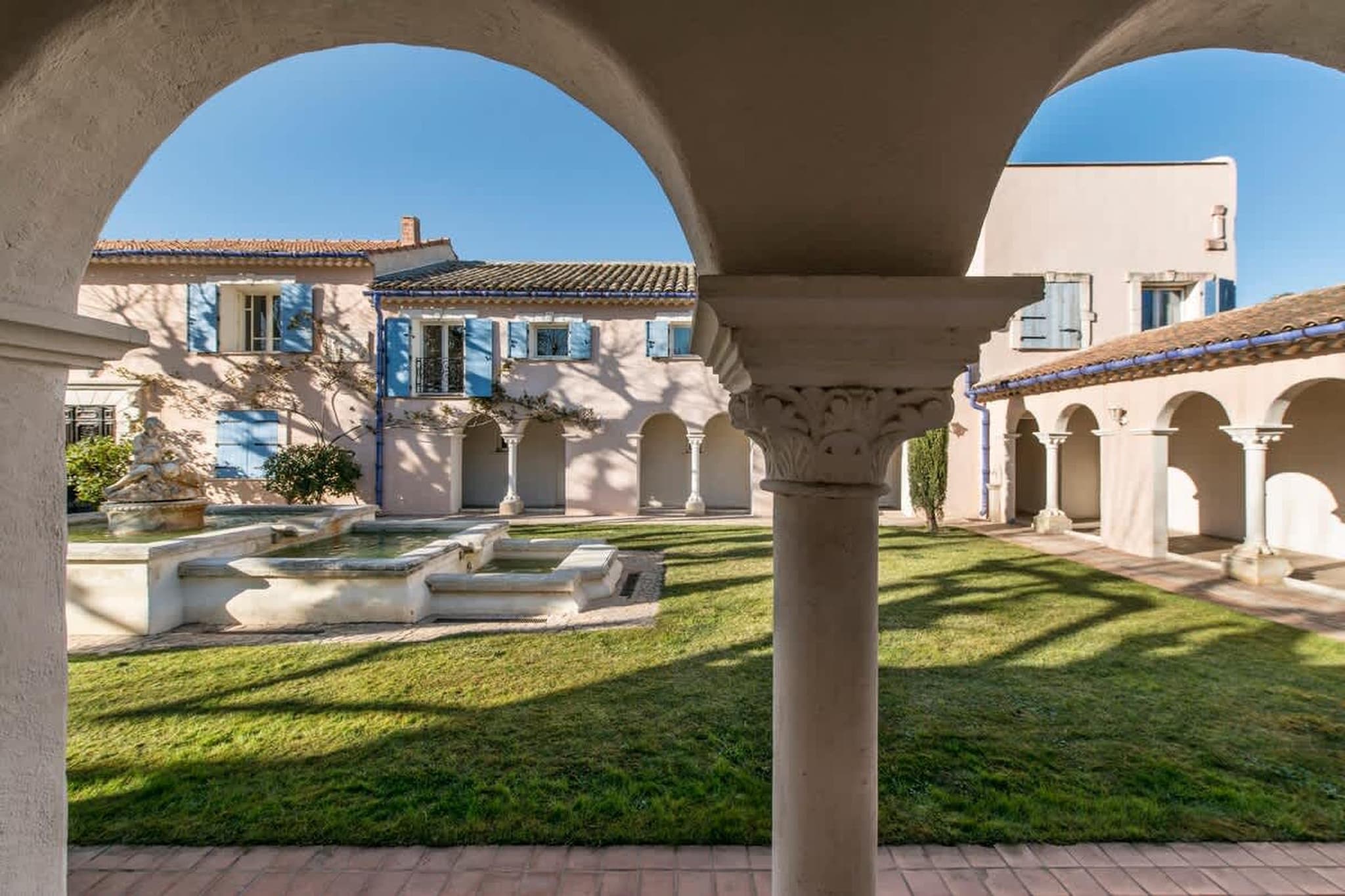 Charmant Mas Provençal avec piscine et jacuzzis-Garten Sommer