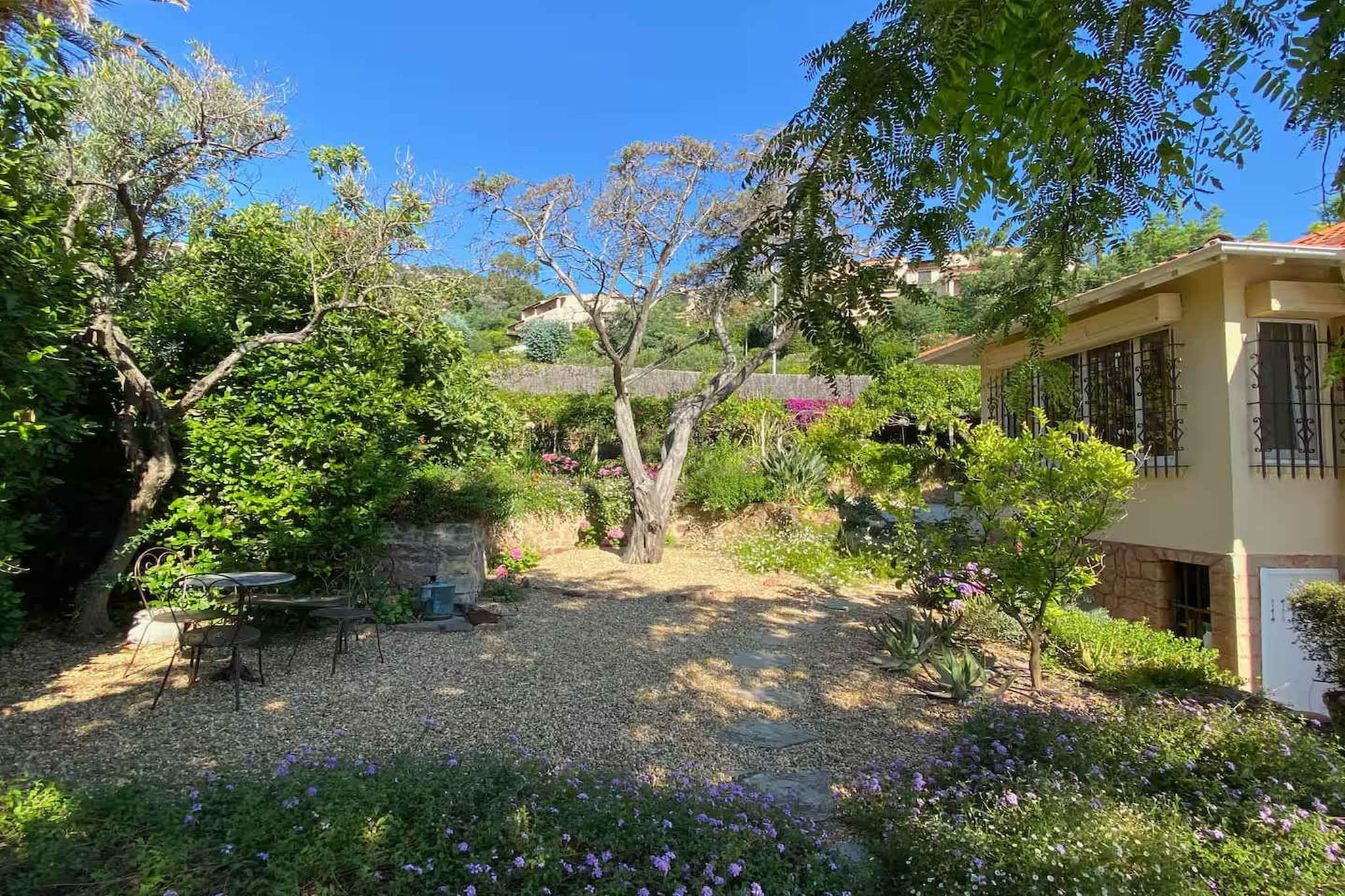 Villa plage privée vue sur la mer-Jardins en été