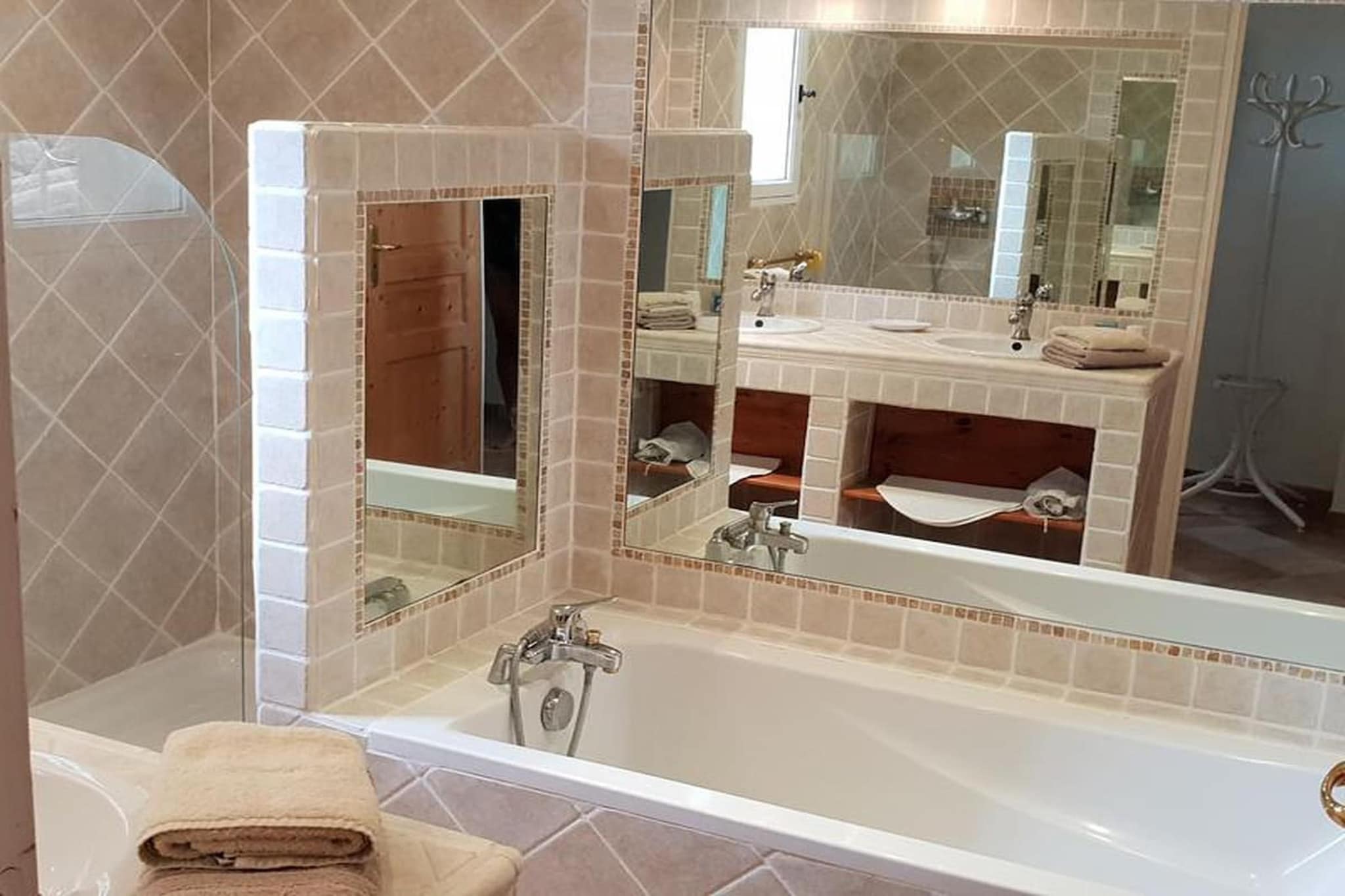 Villa cadre idyllique et reposant avec piscine-Badkamer