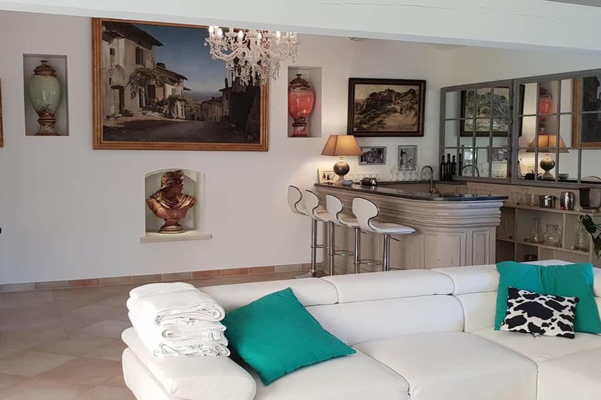 Villa cadre idyllique et reposant avec piscine-Woonkamer