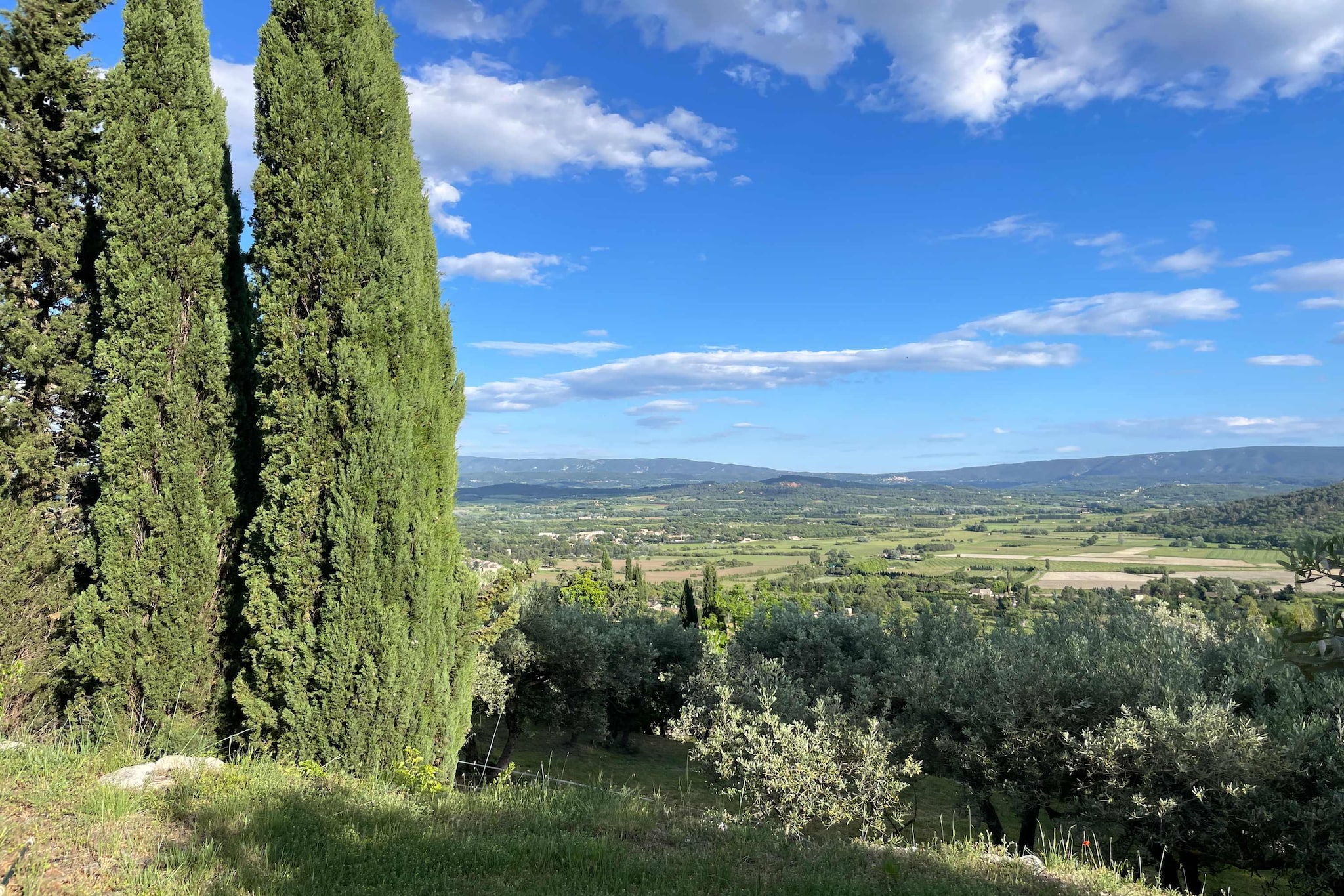 La Familiale - Maison provençale avec piscine et vue imprenable sur Gordes-Uitzicht zomer