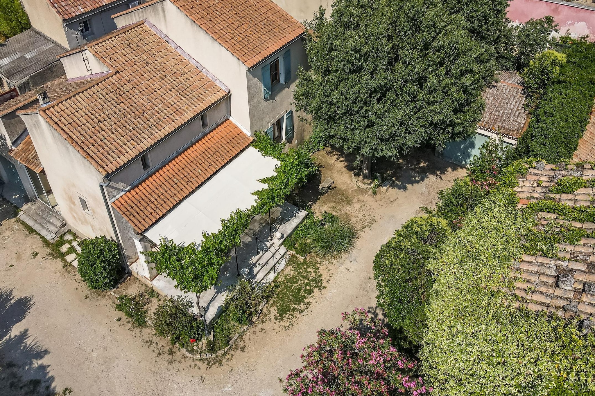 Mas Lou Pitchoun  Villa d'Exception entre Alpilles et Avignon-Exterior in summer