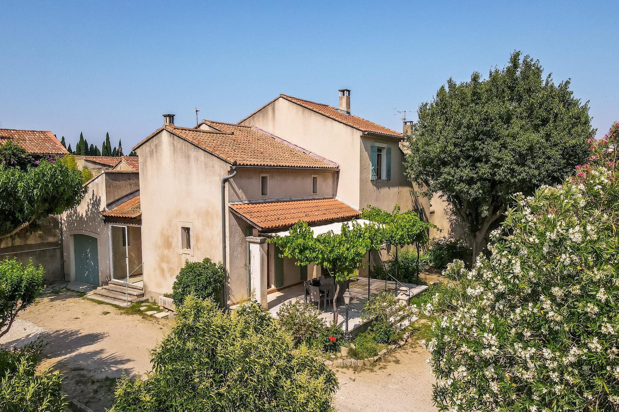 Mas Lou Pitchoun  Villa d'Exception entre Alpilles et Avignon-Exterior in summer