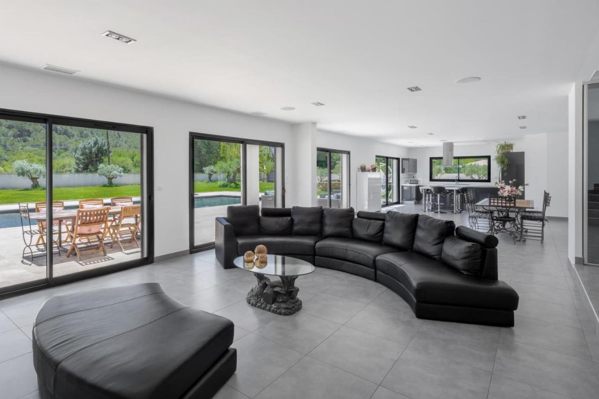 Villa avec piscine chauffée spa salle sport et cinéma