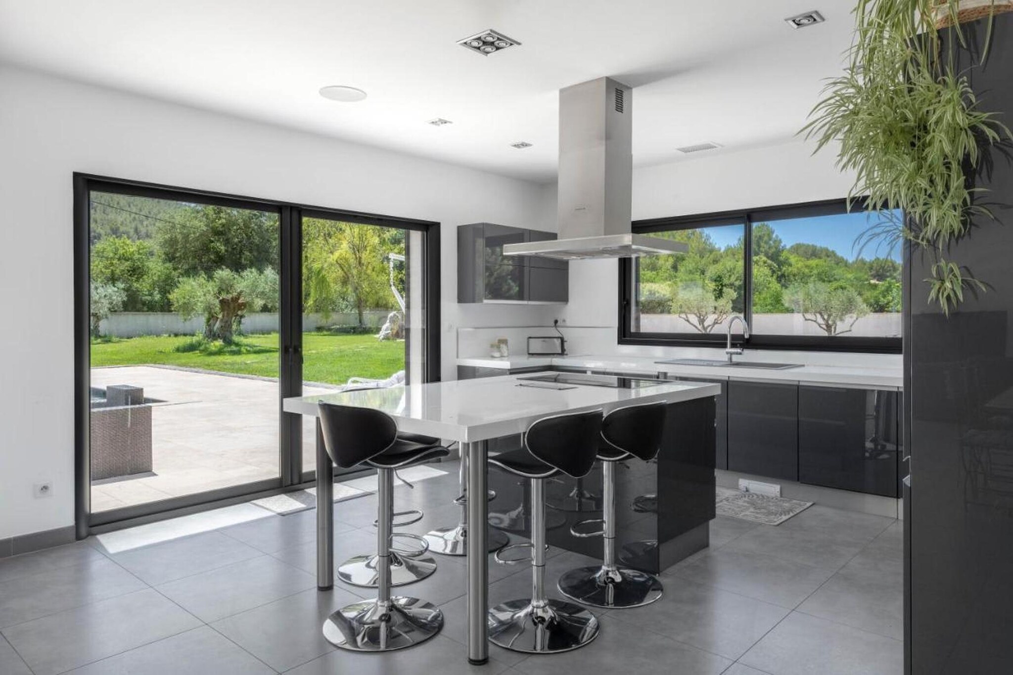 Villa avec piscine chauffée spa salle sport et cinéma-Keuken