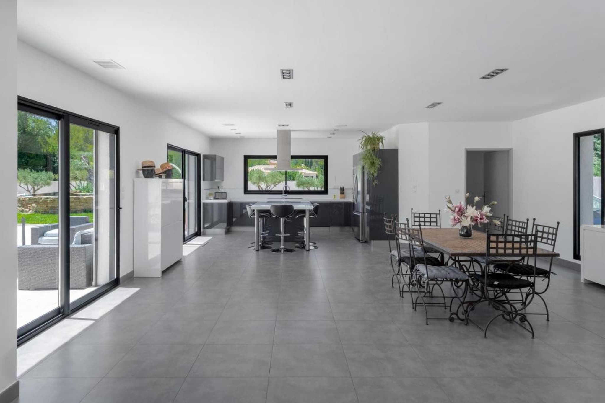 Villa avec piscine chauffée spa salle sport et cinéma-Eetkamer