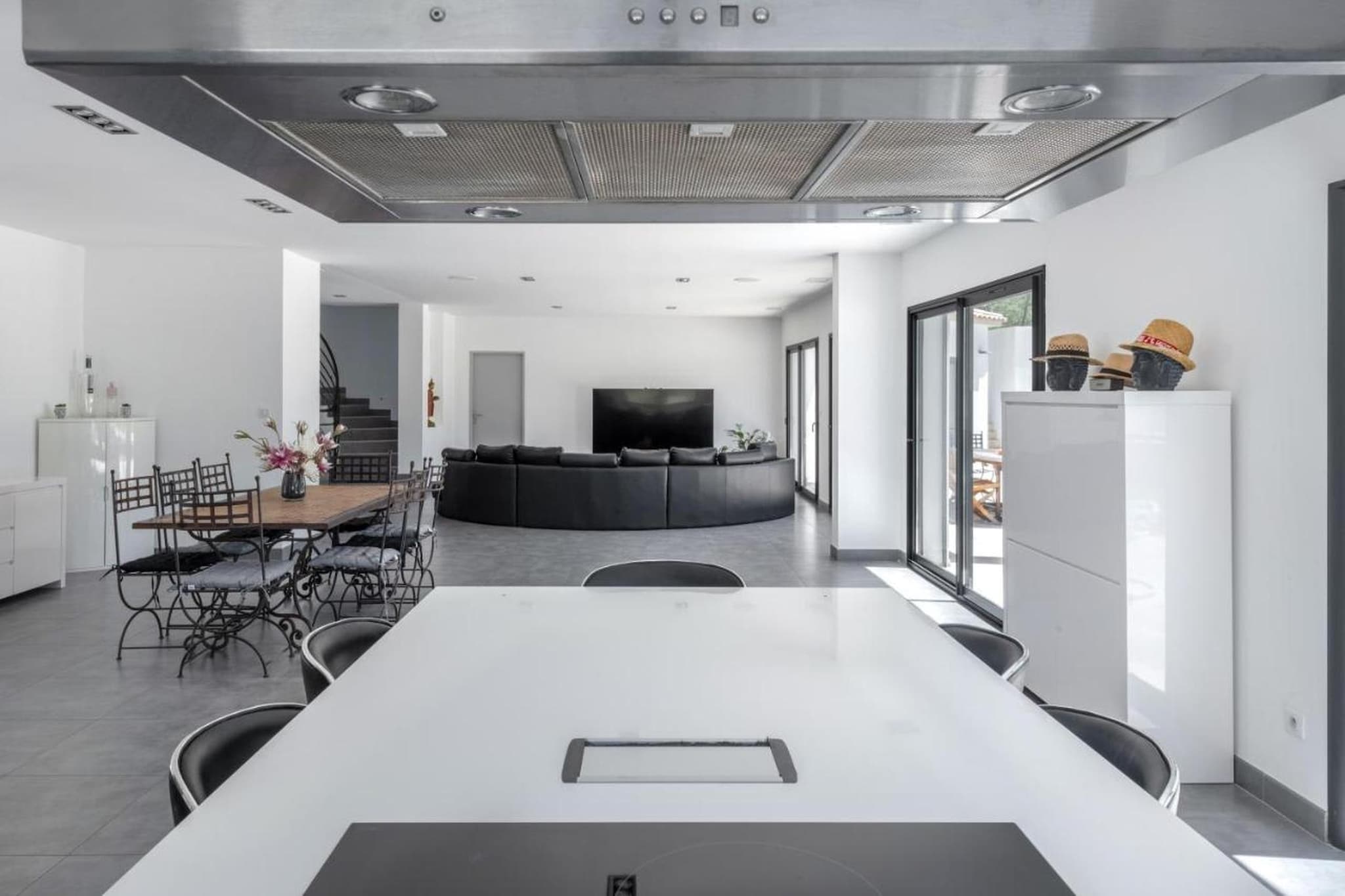 Villa avec piscine chauffée spa salle sport et cinéma-Eetkamer