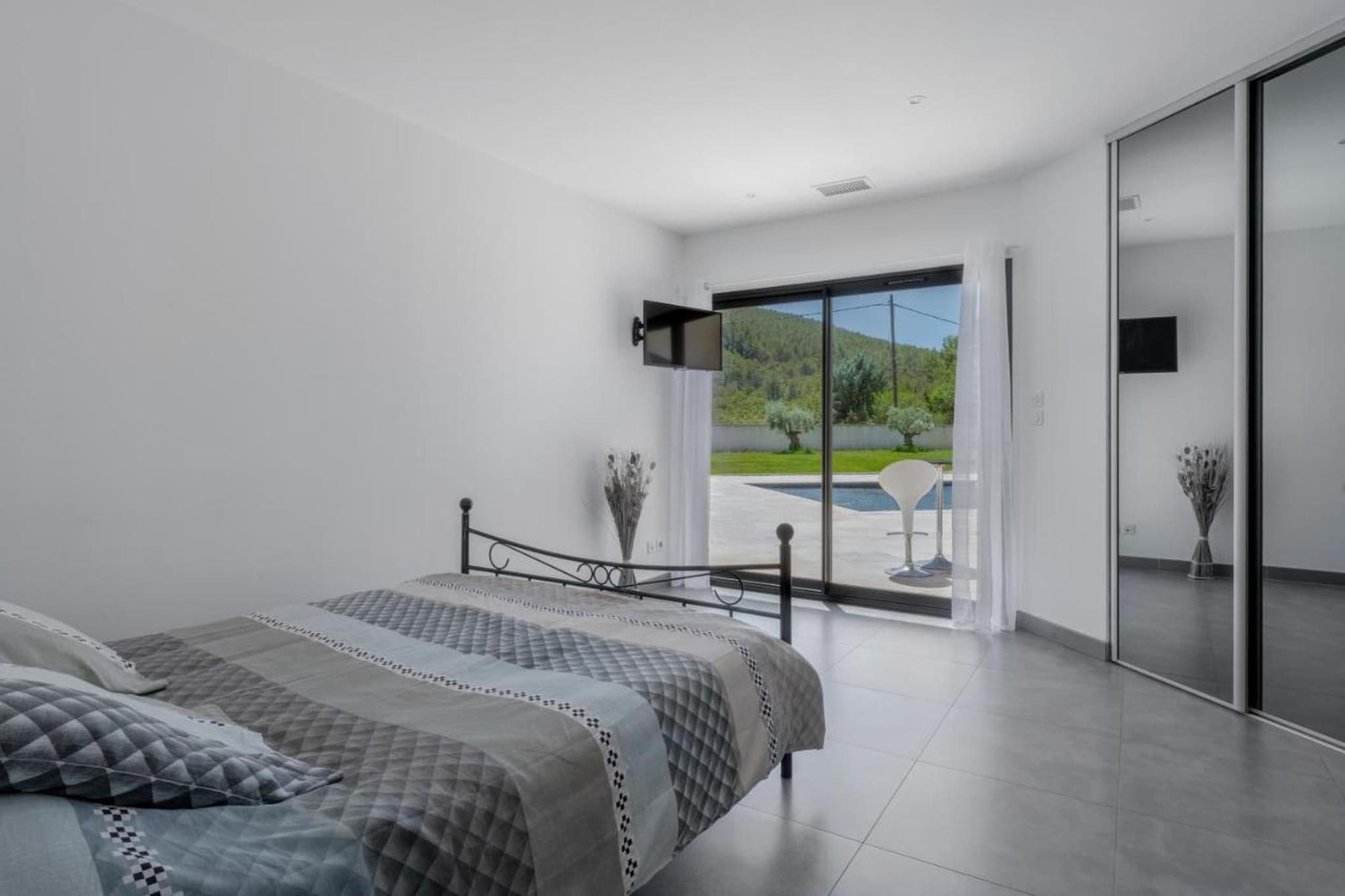 Villa avec piscine chauffée spa salle sport et cinéma-Slaapkamer