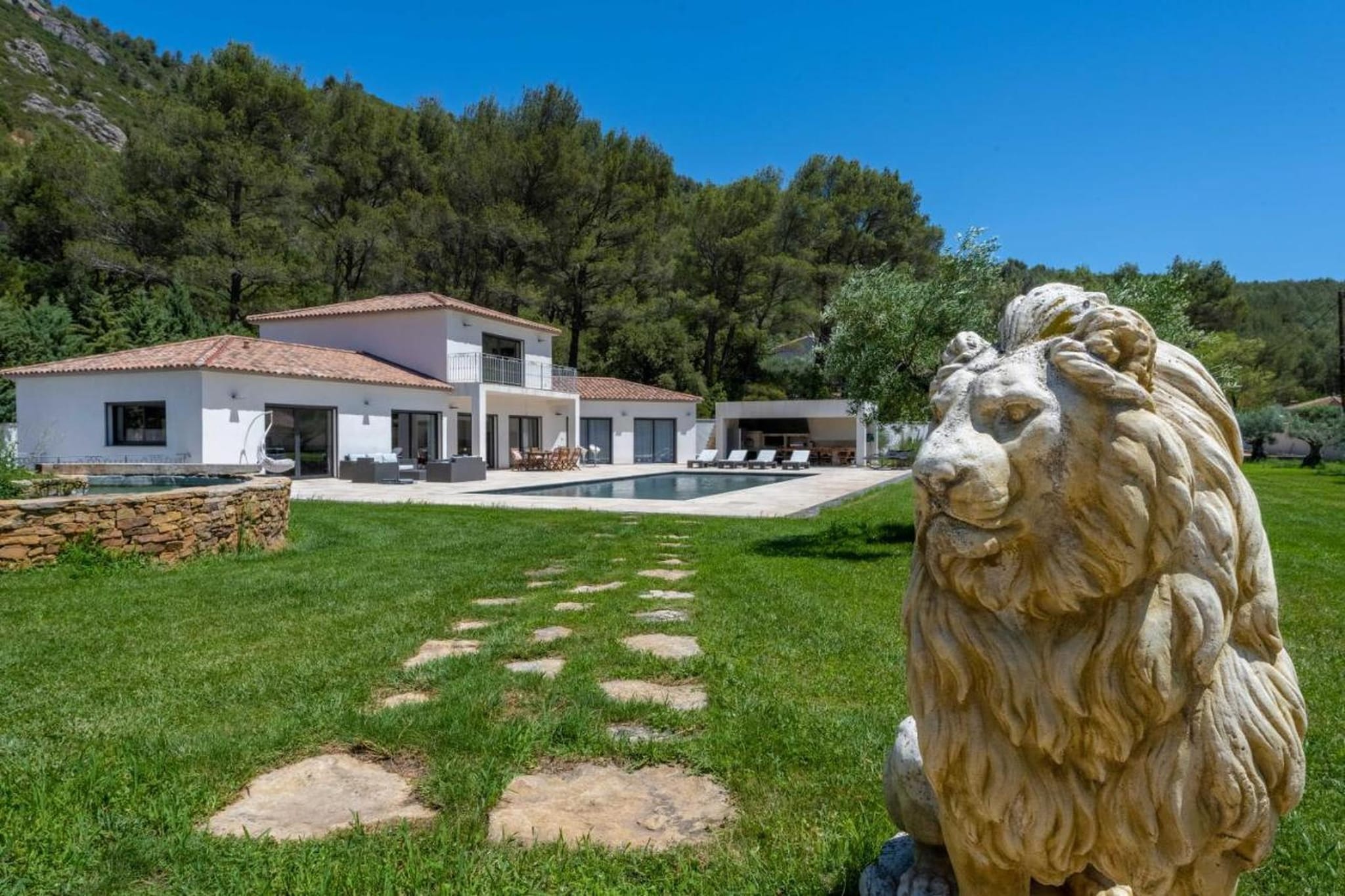 Villa avec piscine chauffée spa salle sport et cinéma-Buitenkant zomer