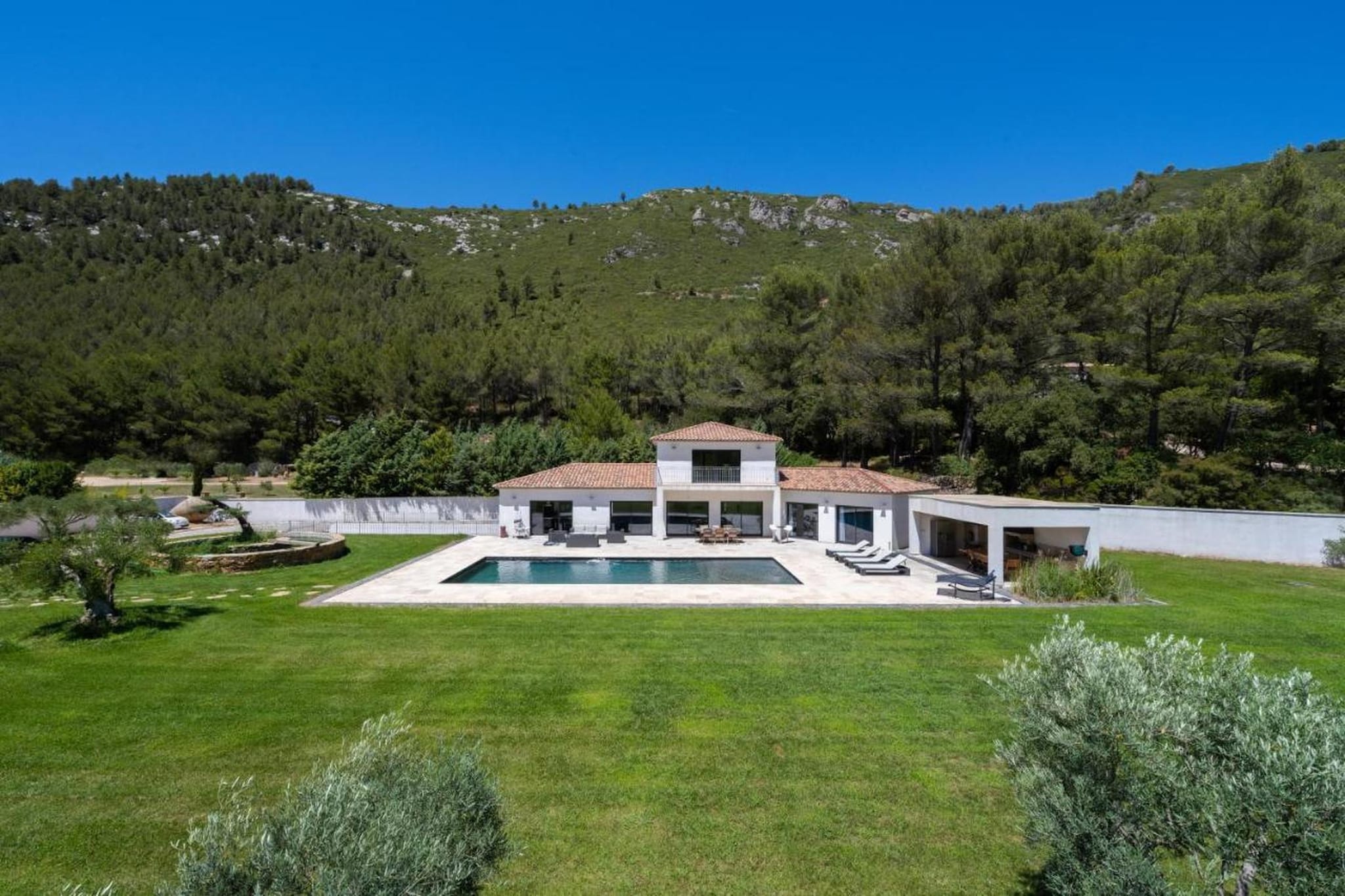 Villa avec piscine chauffée spa salle sport et cinéma-Buitenkant zomer