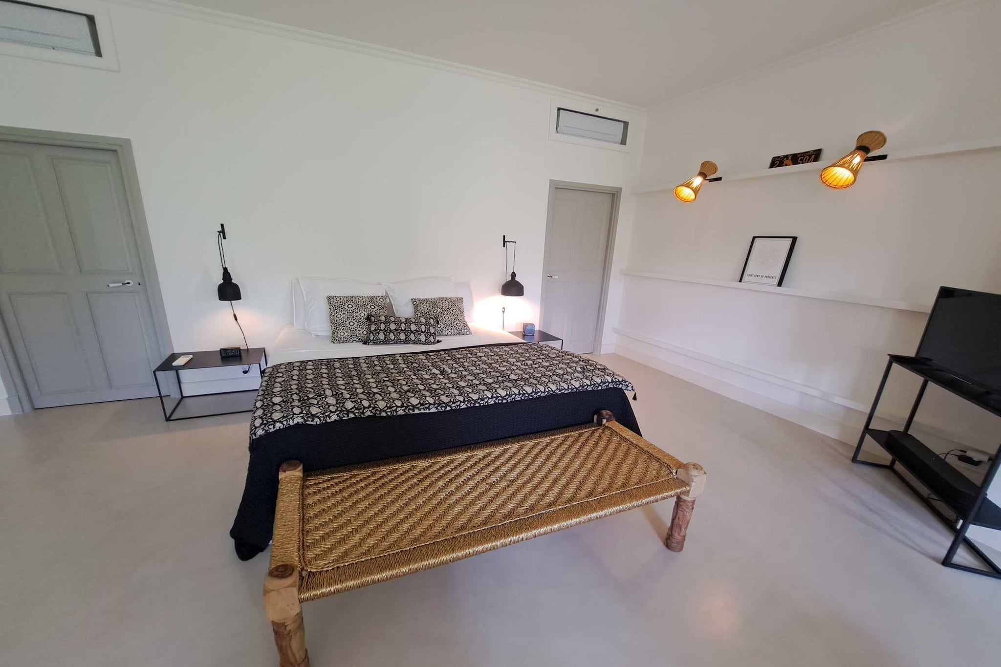 Mas Maillane demeure du XVIIIe entièrement rénové-Bedroom