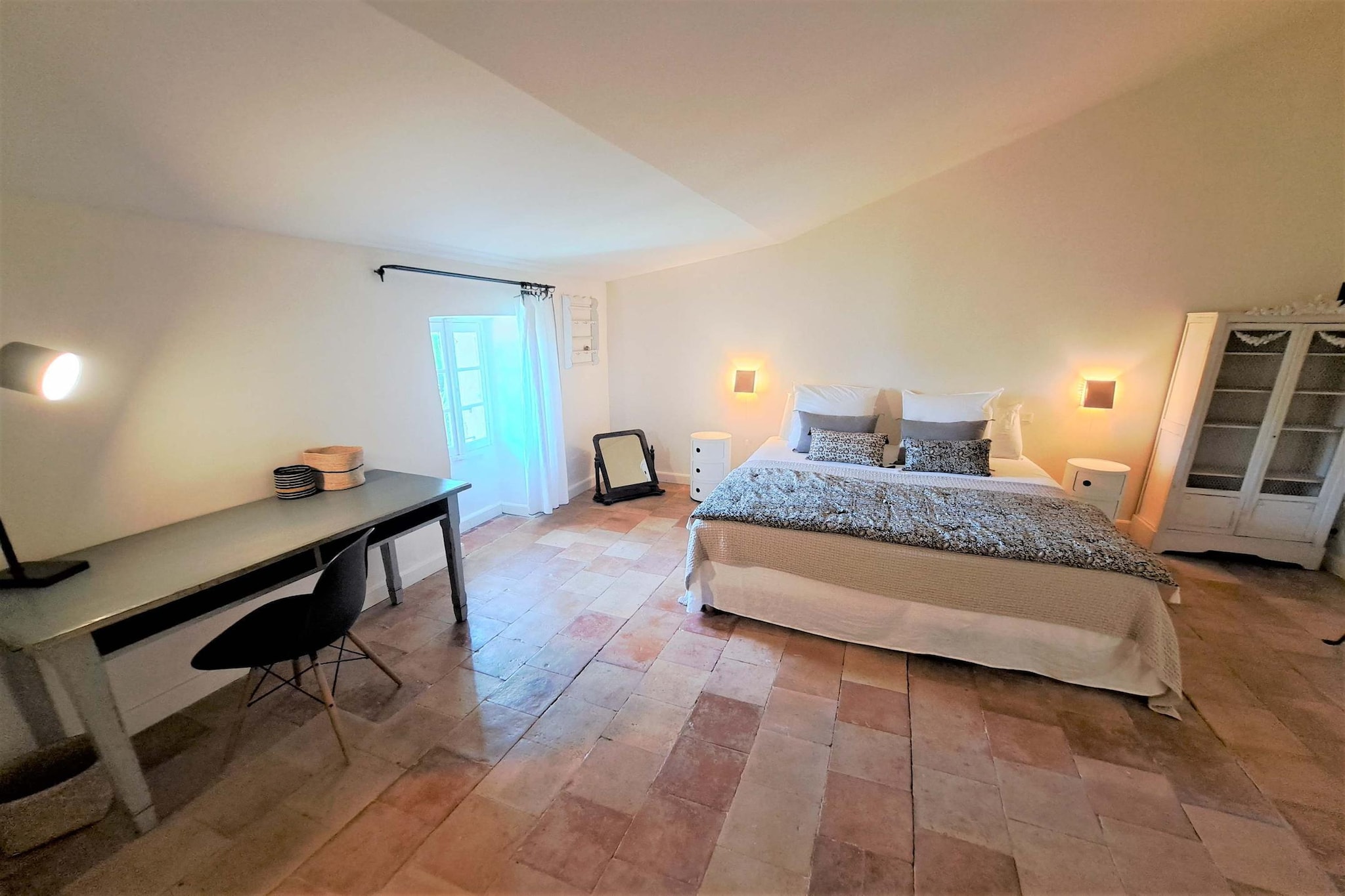 Mas Maillane demeure du XVIIIe entièrement rénové-Bedroom