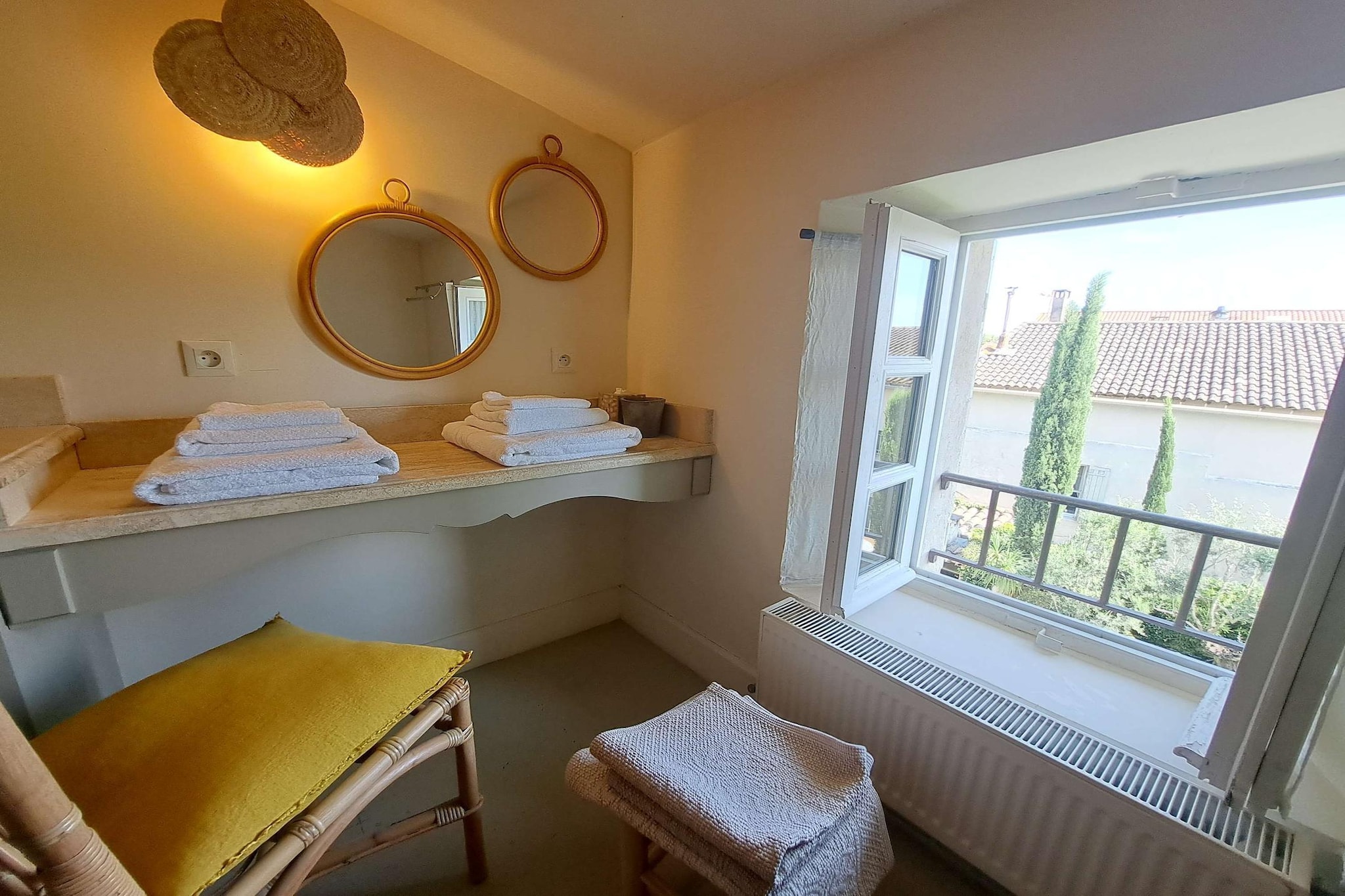 Mas Maillane demeure du XVIIIe entièrement rénové-View in summer