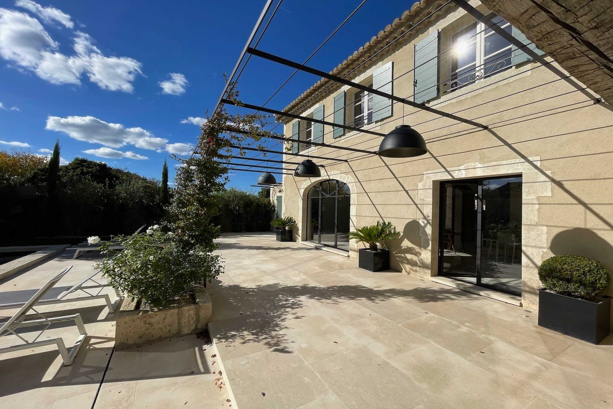 Le Mas Sorella – Votre Évasion Provençale au Cœur des Alpilles-Außenbereich Sommer