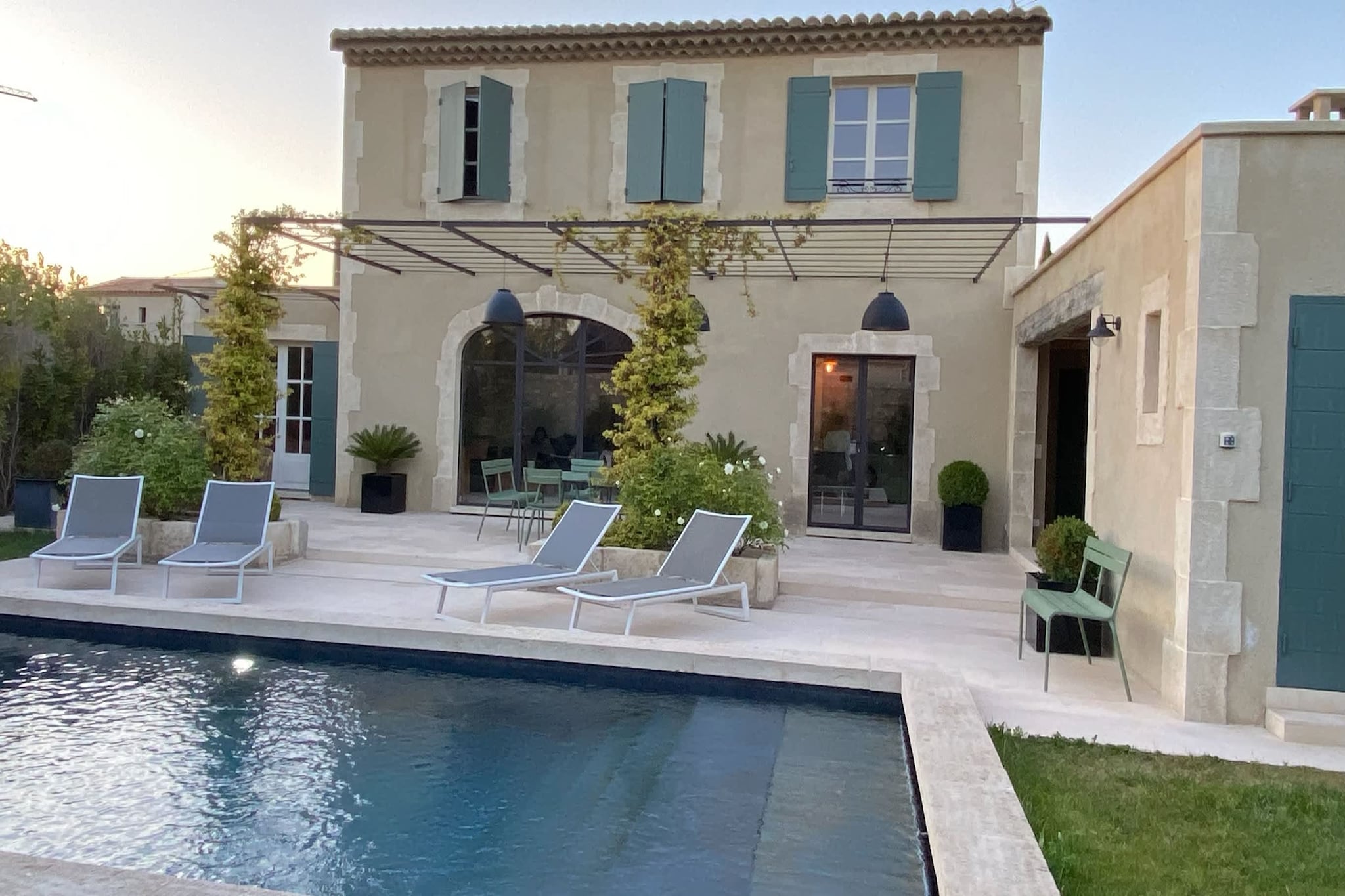 Le Mas Sorella – Votre Évasion Provençale au Cœur des Alpilles-Außenbereich Sommer