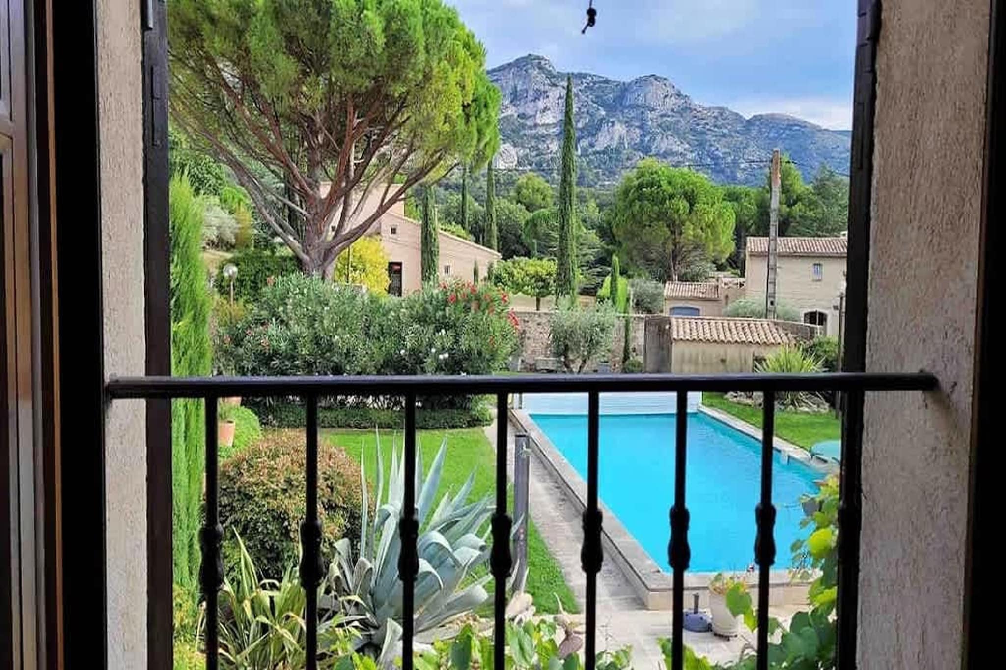 La Maison de Robion-Uitzicht zomer