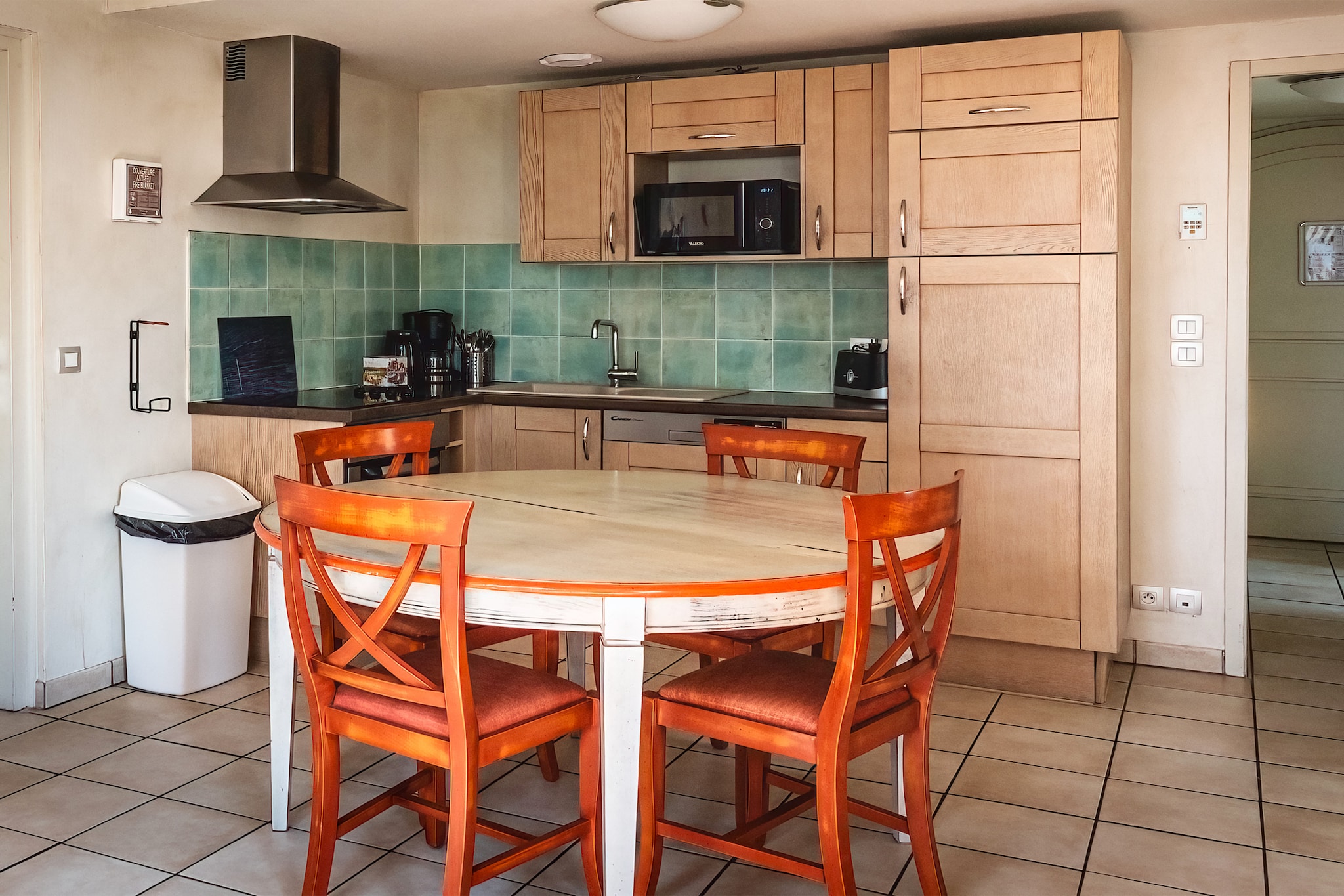The apartment in Callian has 3 bedrooms and capacity for 8 persons. Accommodation of 75 m² cozy and is fully-equiped, It has garden and swimming pool. The property is located 2 km hospital "CENTRE DE SOIN LA BASTIDE DE CALLIAN", 2 km city, 5 km supermarket, 7 km the restaurant, 8 km water park "BASE NAUTIQUE - LE BRIANCON", 9 km lake "LAC DE SAINT CASSIEN", 30 km sand beach and it is located in a a family-friendly zone and in a residential complex. The accommodation is equipped with the following items: outdoor furniture, internet (Wi-Fi), balcony, gym / fitness centre, electric heating, air-conditioned, heated swimming pool communal, 1 TV. The open plan kitchen, electric, is equipped with refrigerator, microwave, oven, freezer, dishwasher, dishes/cutlery, kitchen utensils, coffee machine, toaster and kettle.