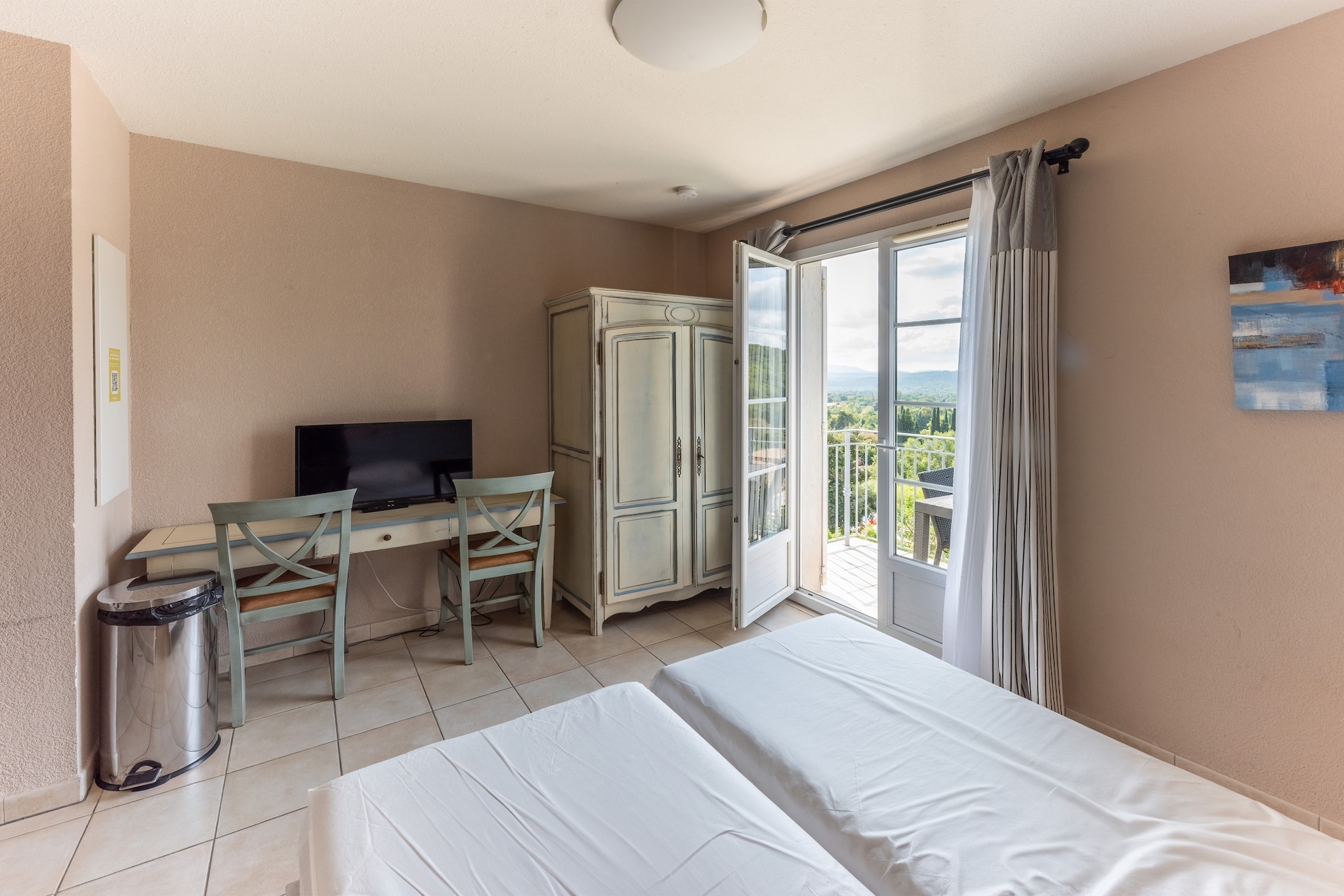 The studio in Callian has capacity for 2 persons. Accommodation of 16 m² cozy and is fully-equiped, It has garden and swimming pool. The property is located 2 km hospital "CENTRE DE SOIN LA BASTIDE DE CALLIAN", 2 km city, 5 km supermarket, 8 km water park "Base nautique - Le Briançon", 9 km lake "Lac de Saint Cassien", 30 km sand beach and it is located in a a family-friendly zone and in a residential complex. The accommodation is equipped with the following items: outdoor furniture, internet (Wi-Fi), balcony, gym / fitness centre, electric heating, heated swimming pool communal, 1 TV. The open plan kitchen, electric, is equipped with refrigerator, microwave, dishwasher, dishes/cutlery, kitchen utensils, coffee machine, toaster and kettle.