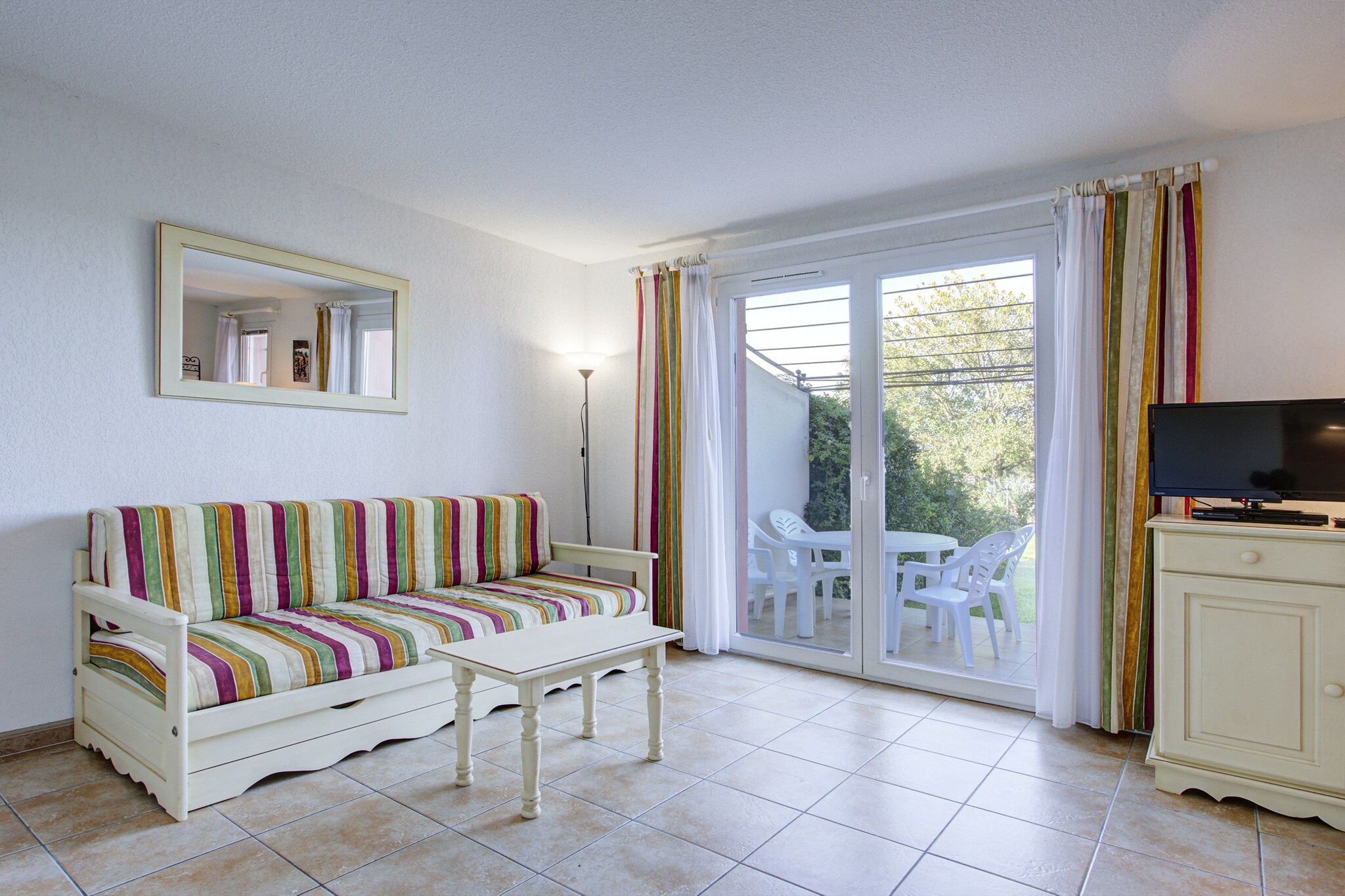 The house in Homps has 1 bedrooms and capacity for 4 persons. Accommodation of 40 m² cozy and is modern, It has garden. The property is located 800 m the restaurant "La table du Petit Louis", 850 m lake "Lac de Jouarres", 900 m supermarket "Lancans", 12 km hospital "Centre Hospitalier Lezignan" and it is located in a a family-friendly zone and in a residential complex. The accommodation is equipped with the following items: garden, outdoor furniture, terrace, internet (Wi-Fi), gym / fitness centre, heated swimming pool communal, open-air parking in the same building, 1 TV. The open plan kitchen, electric, is equipped with refrigerator, microwave, dishwasher, dishes/cutlery, kitchen utensils, coffee machine, toaster and kettle.